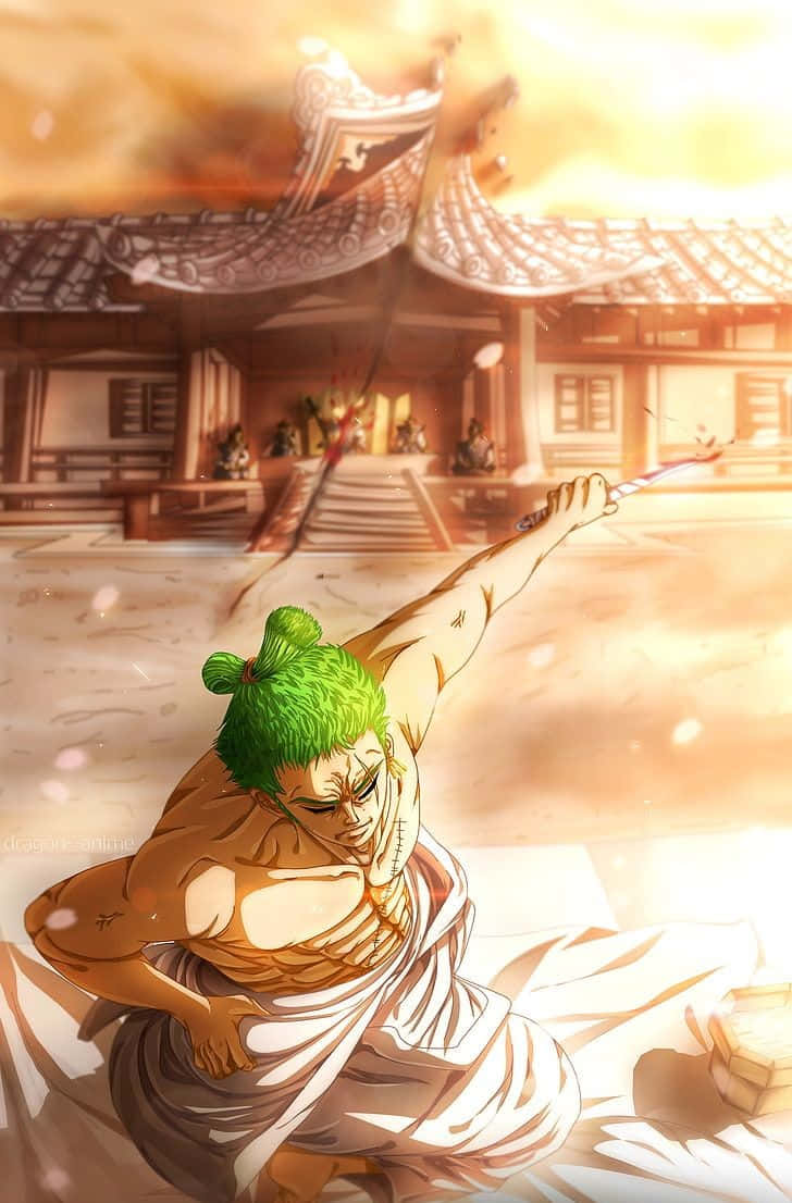 索隆 桌布 壁紙 — 一位綠髮動漫戰士身穿白色長袍，在沐浴著金色夕陽光芒的傳統日本庭院中揮劍向前衝刺。