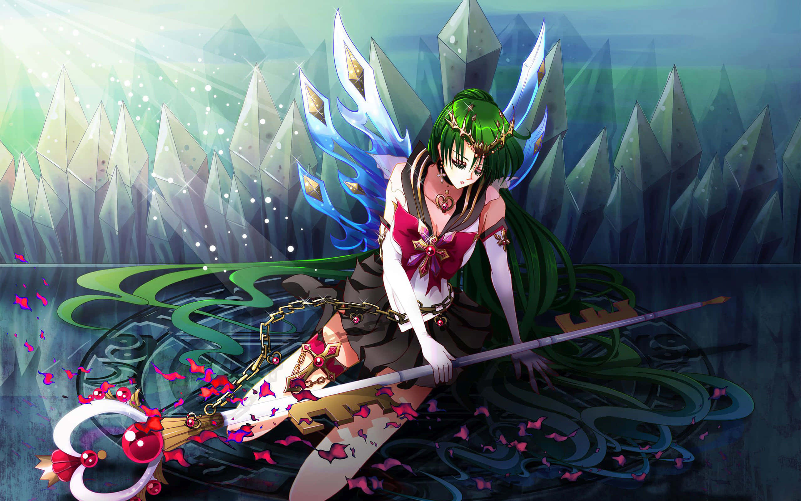 Sailor Saturn 桌布 壁紙 — 一位綠髮藍翼的動漫女巫坐在掃帚上，周圍是發光的晶體和飄浮的粉紅花瓣。