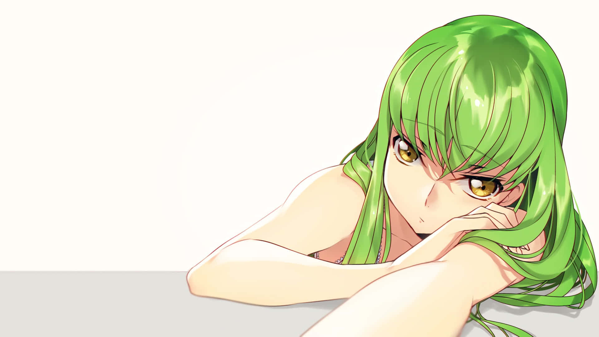 Code Geass C.c. 桌布 壁紙 — 一位綠髮金瞳的動漫女孩，在純白背景前將下巴擱在手上。