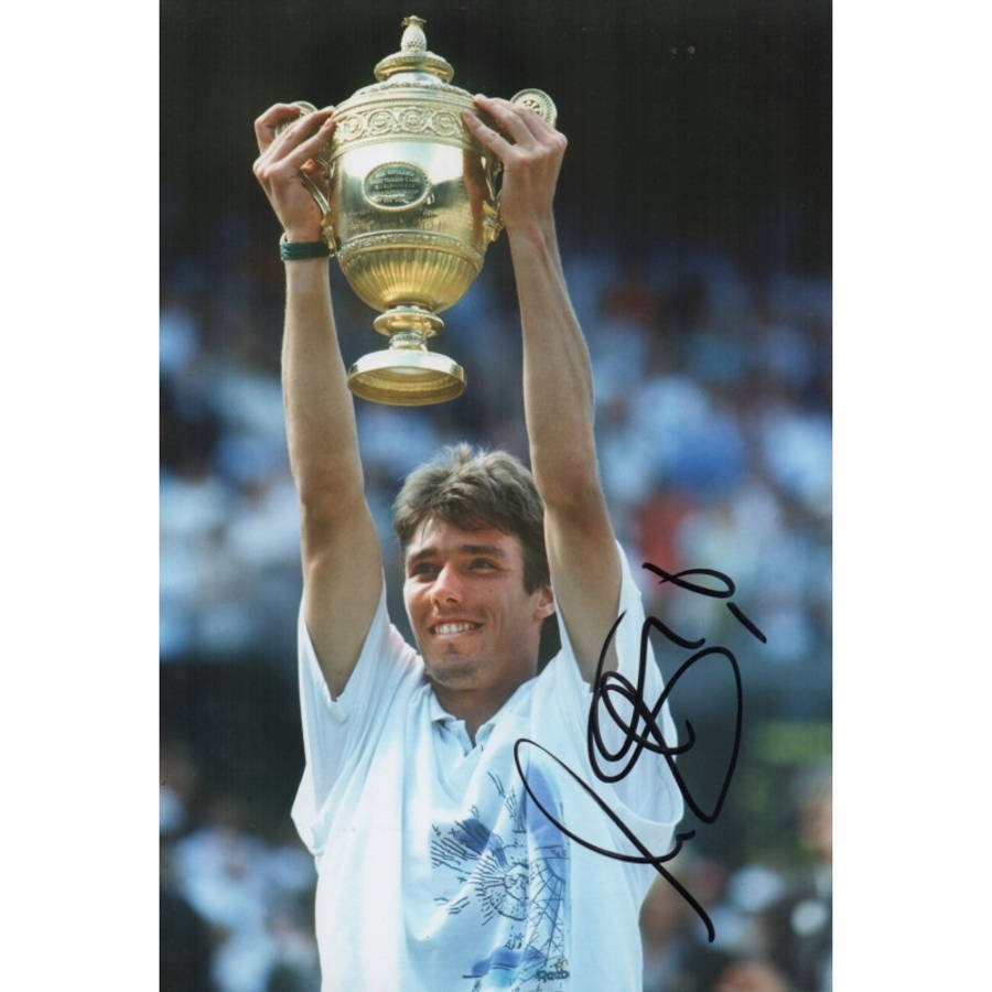 Tennis 桌布 壁紙 — 一位網球選手高舉閃閃發光的金色獎盃，臉上洋溢著喜悅的笑容。
