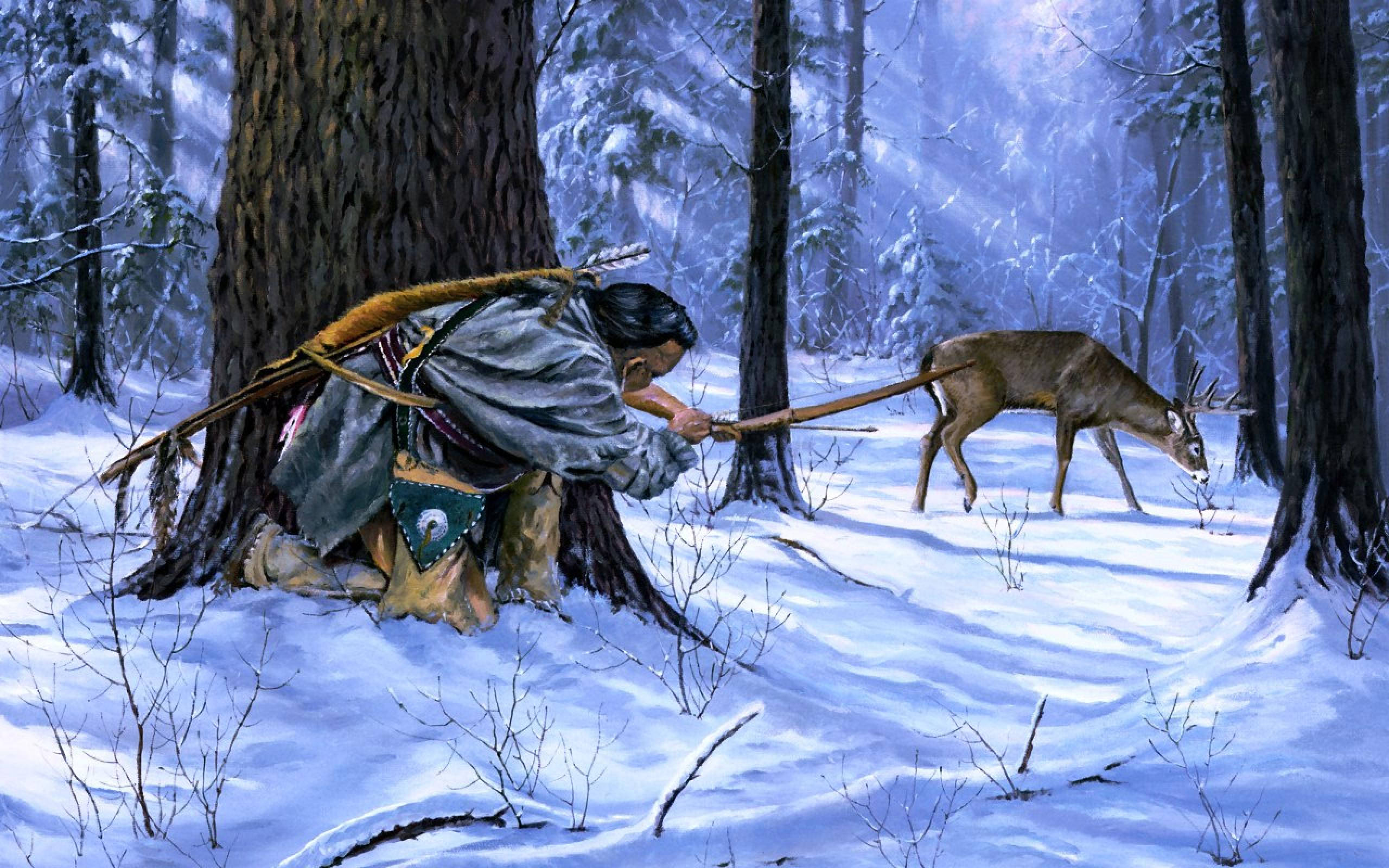 狩獵 桌布 壁紙 — 一位美洲原住民獵人在冬季森林中蹲在樹後，用弓箭瞄準一隻在雪中吃草的鹿。