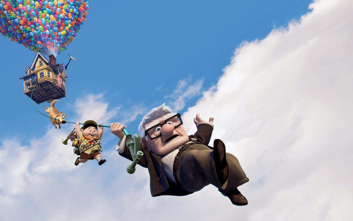 Animated 桌布 壁紙 — 一位老人和一個小男孩在晴朗藍天中飛翔，周圍有 fluffy 雲朵，他們的房子被一大簇彩色氣球升到空中。