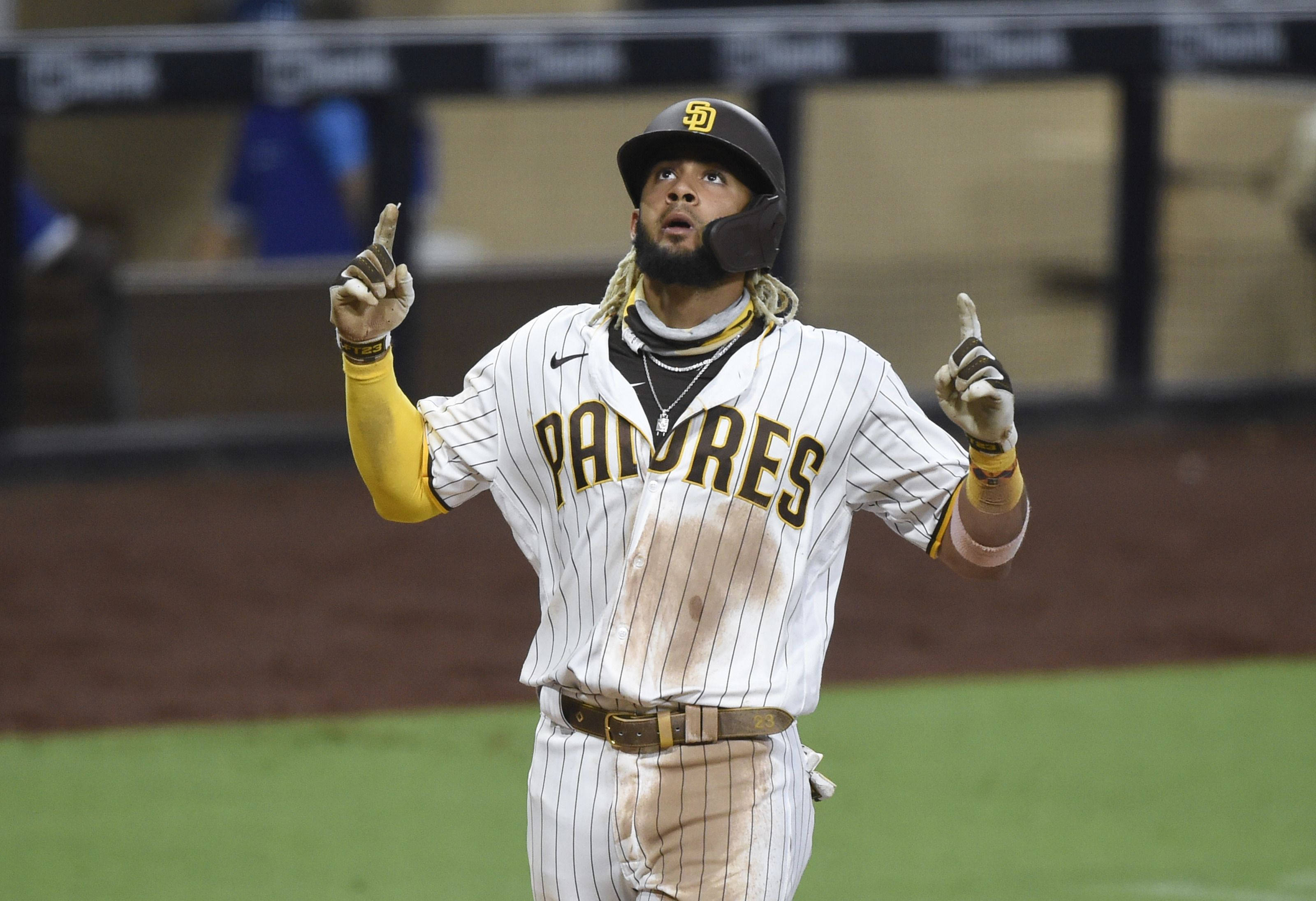 Tatis 桌布 壁紙 — 一位聖地牙哥教士隊的棒球選手在夜間比賽中，在球場燈光下高舉雙食指慶祝。