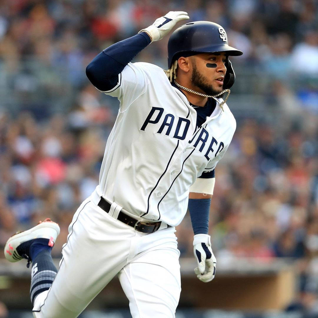 Tatis 桌布 壁紙 — 一位聖地牙哥教士隊的棒球選手在日間比賽中慶祝全壘打，舉起拳頭，表情喜悅。