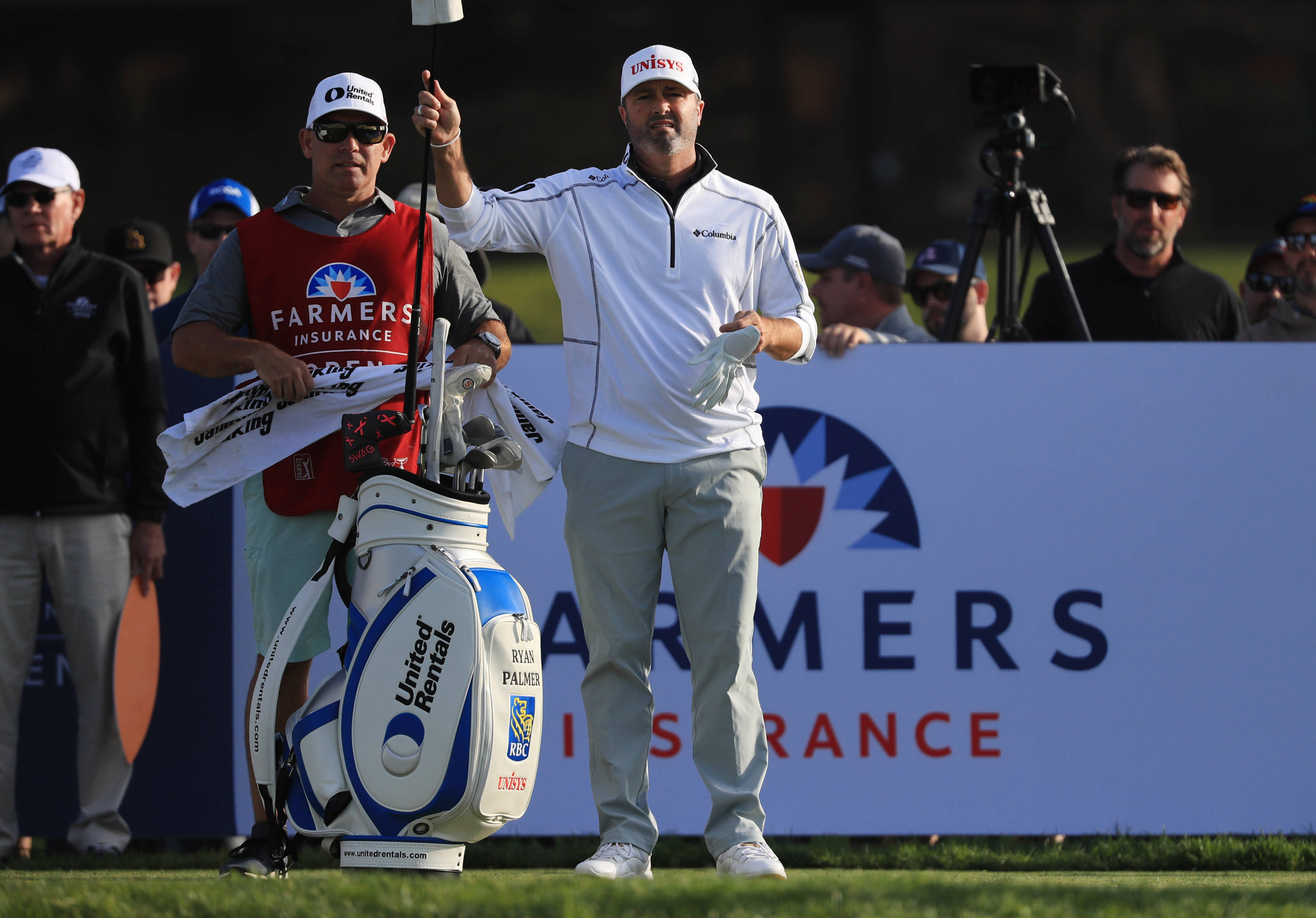 Ryan Palmer 桌布 壁紙 — 一位職業高爾夫球手在錦標賽期間於陽光明媚的高爾夫球場上與他的球僮慶祝。