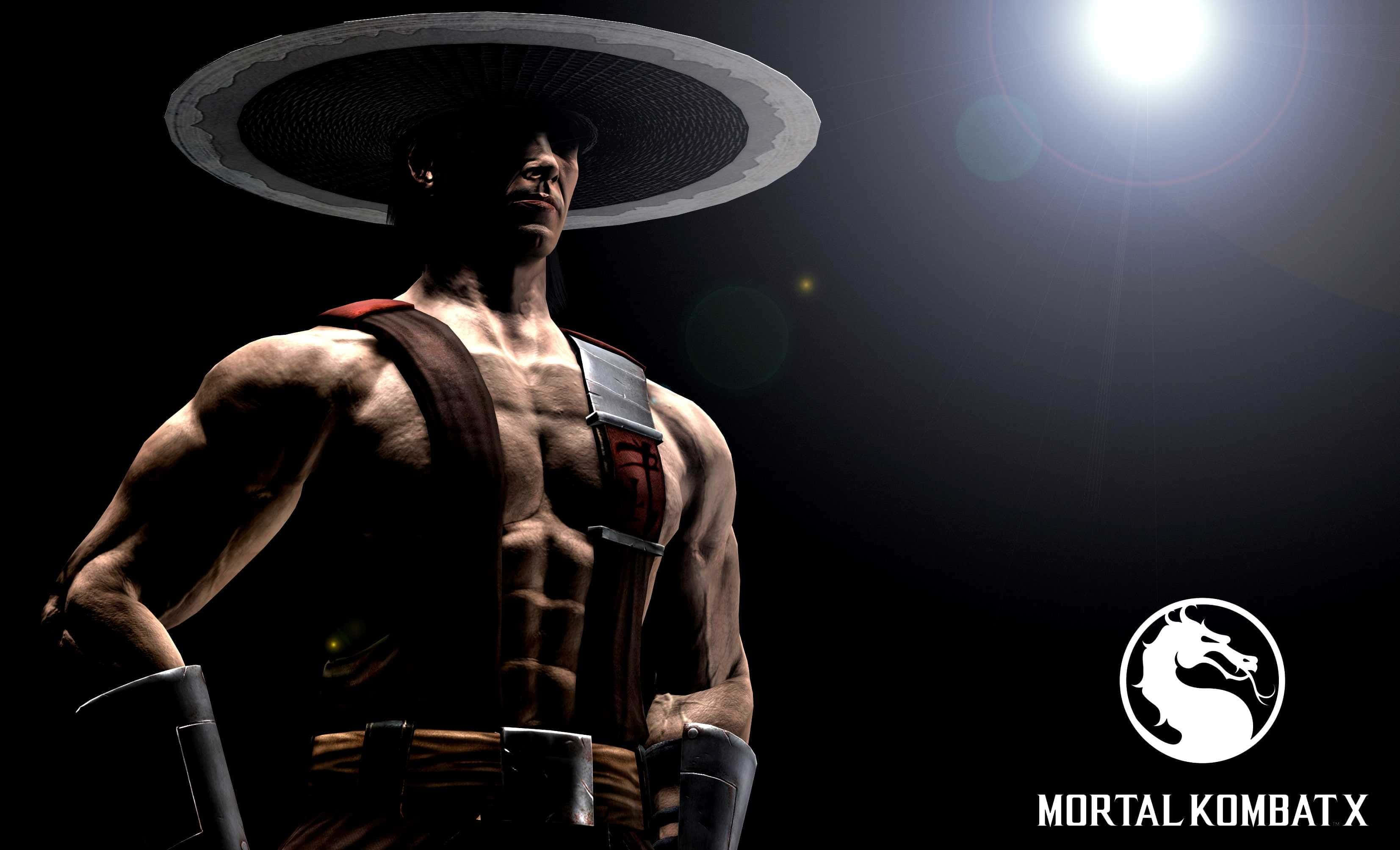 Mortal Kombat Kung Lao 桌布 壁紙 — 一位肌肉發達、戴著寬邊帽的戰士站在聚光燈下，背景黑暗，帶有Mortal Kombat X標誌。
