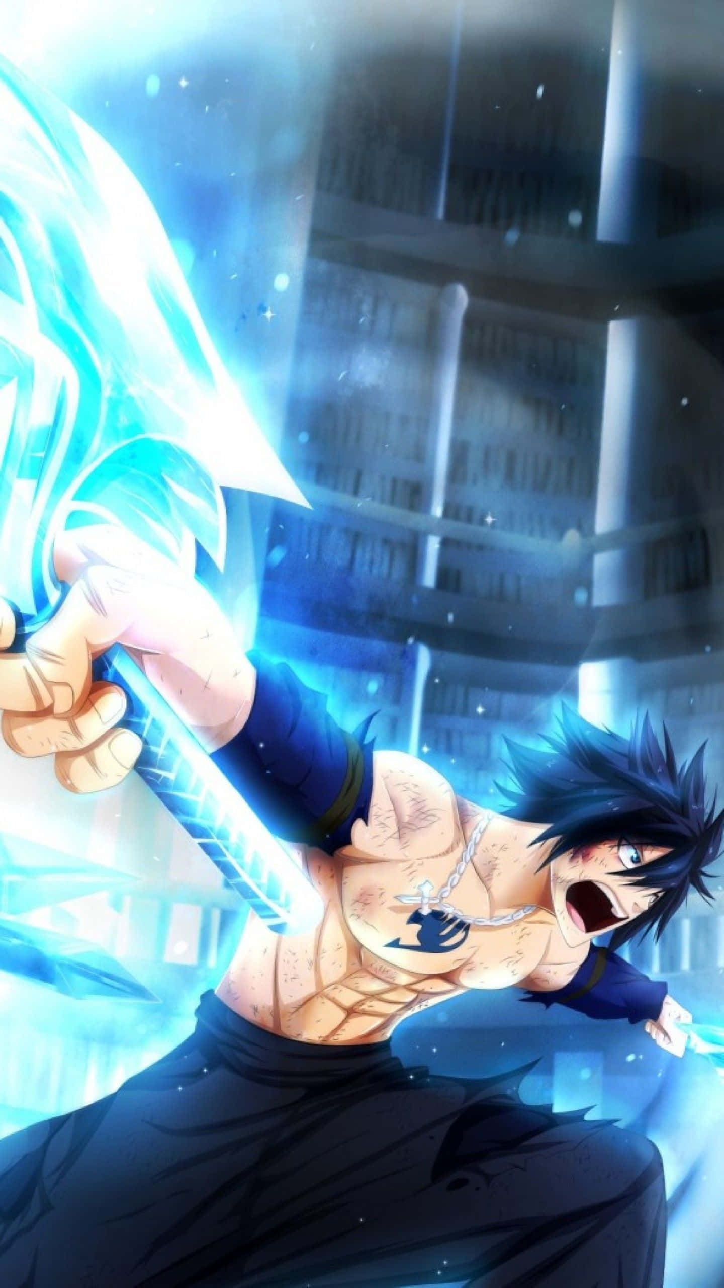 Gray Fullbuster 桌布 壁紙 — 一位肌肉發達、擁有尖刺藍色頭髮的動漫戰士，在戲劇性的圖書館戰鬥中揮舞著發光的藍色劍。