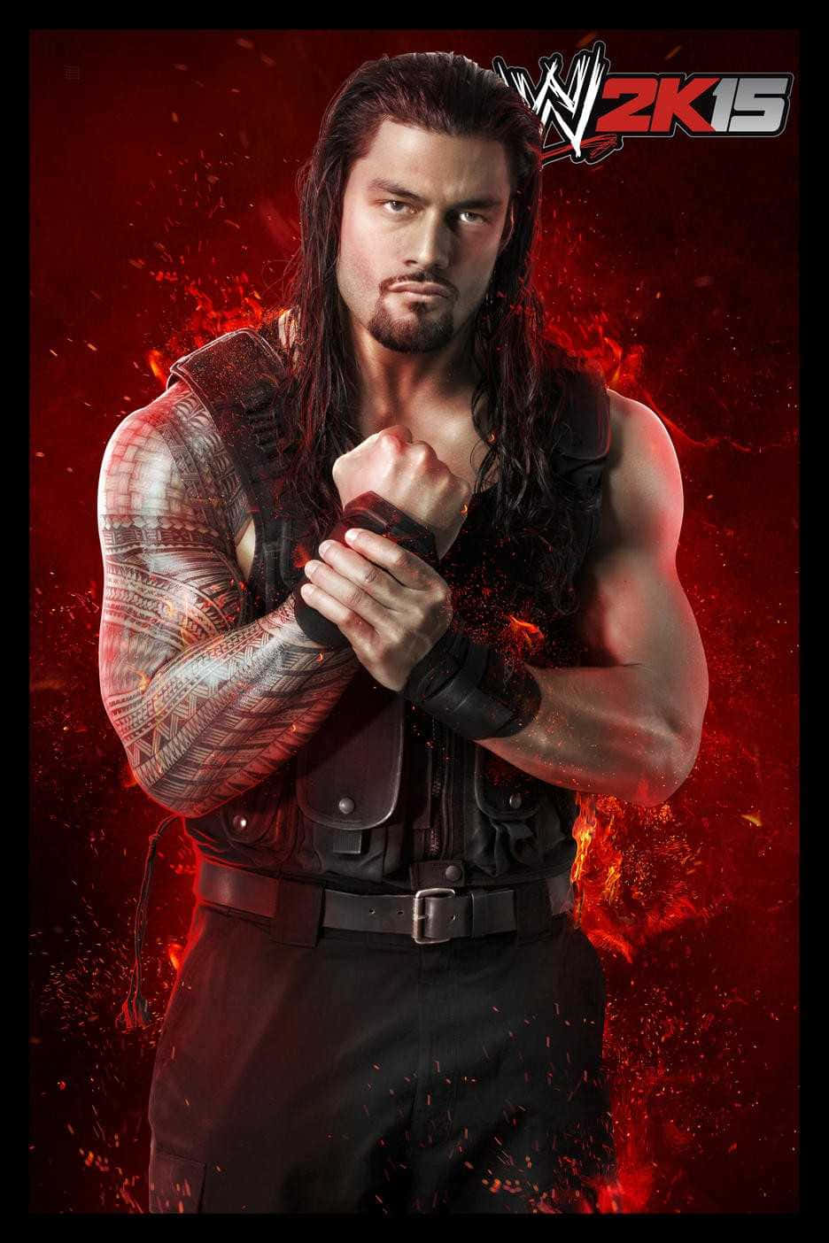WWE 桌布 壁紙 — 一位肌肉發達、留著深色長髮並帶有部落紋身的摔角手，在WWE 2K15的宣傳圖片中，挑釁地站在火紅背景前。