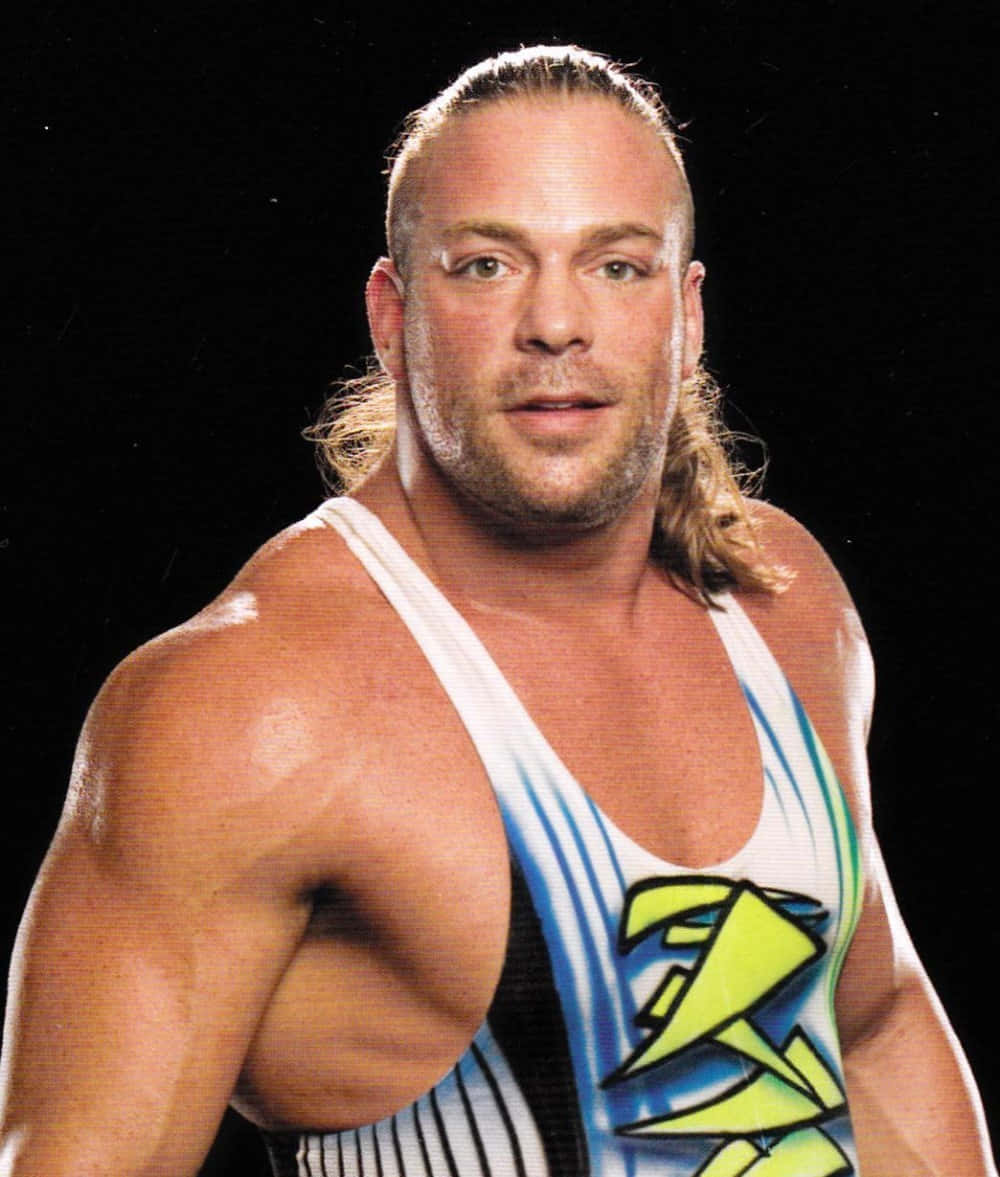WWE 桌布 壁紙 — 一位肌肉發達、留著金色長髮的摔角手，在黑色背景前穿著帶有藍色和螢光綠色圖案的白色背心，強烈地凝視著鏡頭。