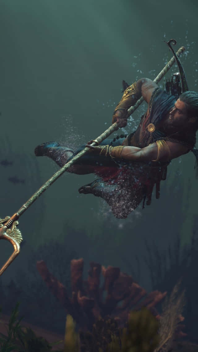 Android Assassin's Creed Odyssey 桌布 壁紙 — 一位肌肉發達、留鬍子的戰士在珊瑚附近的渾濁綠色水中游泳，揮舞著一把長長的華麗長矛。