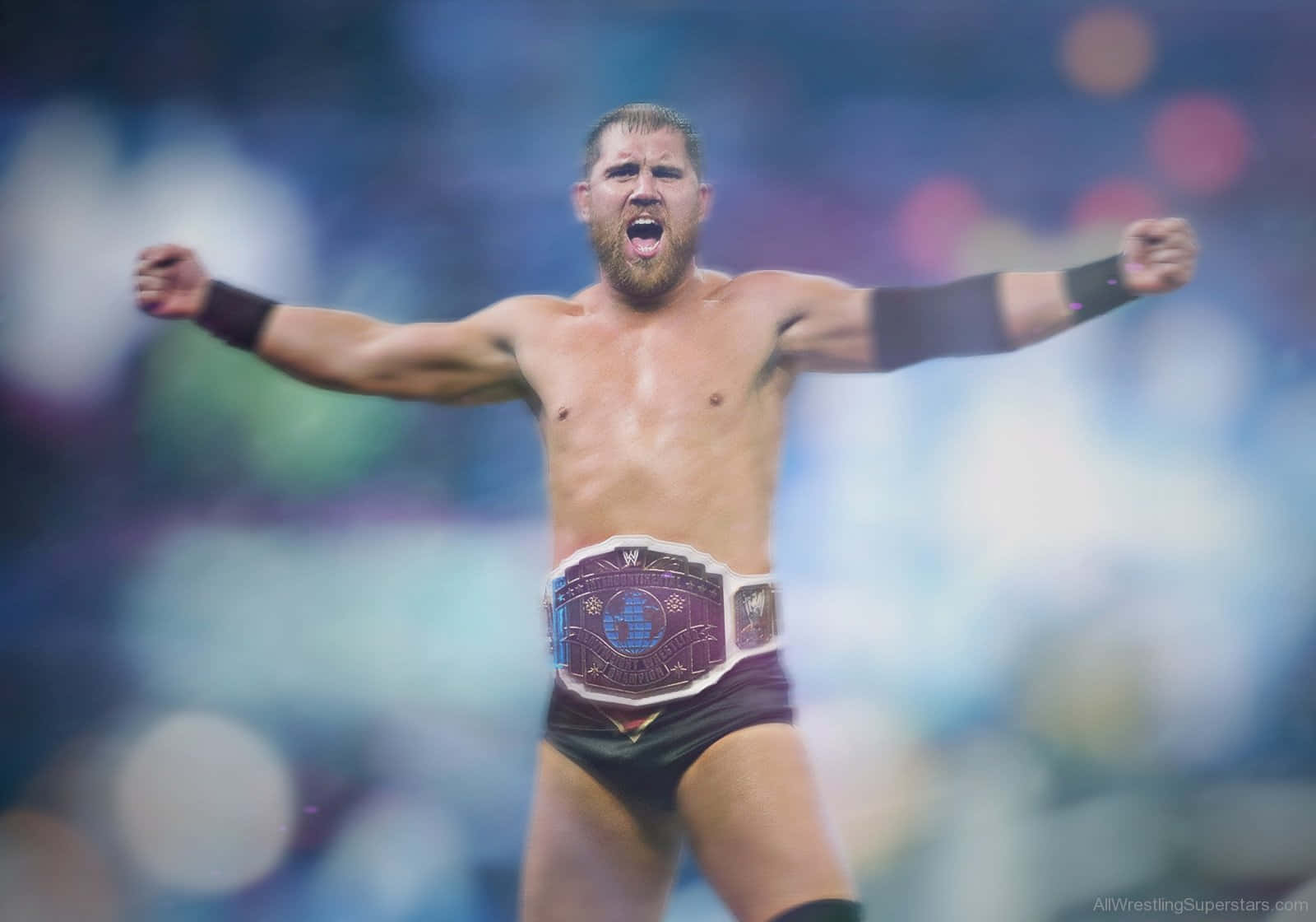 WWE 桌布 壁紙 — 一位肌肉發達、留鬍子的摔角手，張開雙臂，戴著冠軍腰帶，勝利地吶喊。