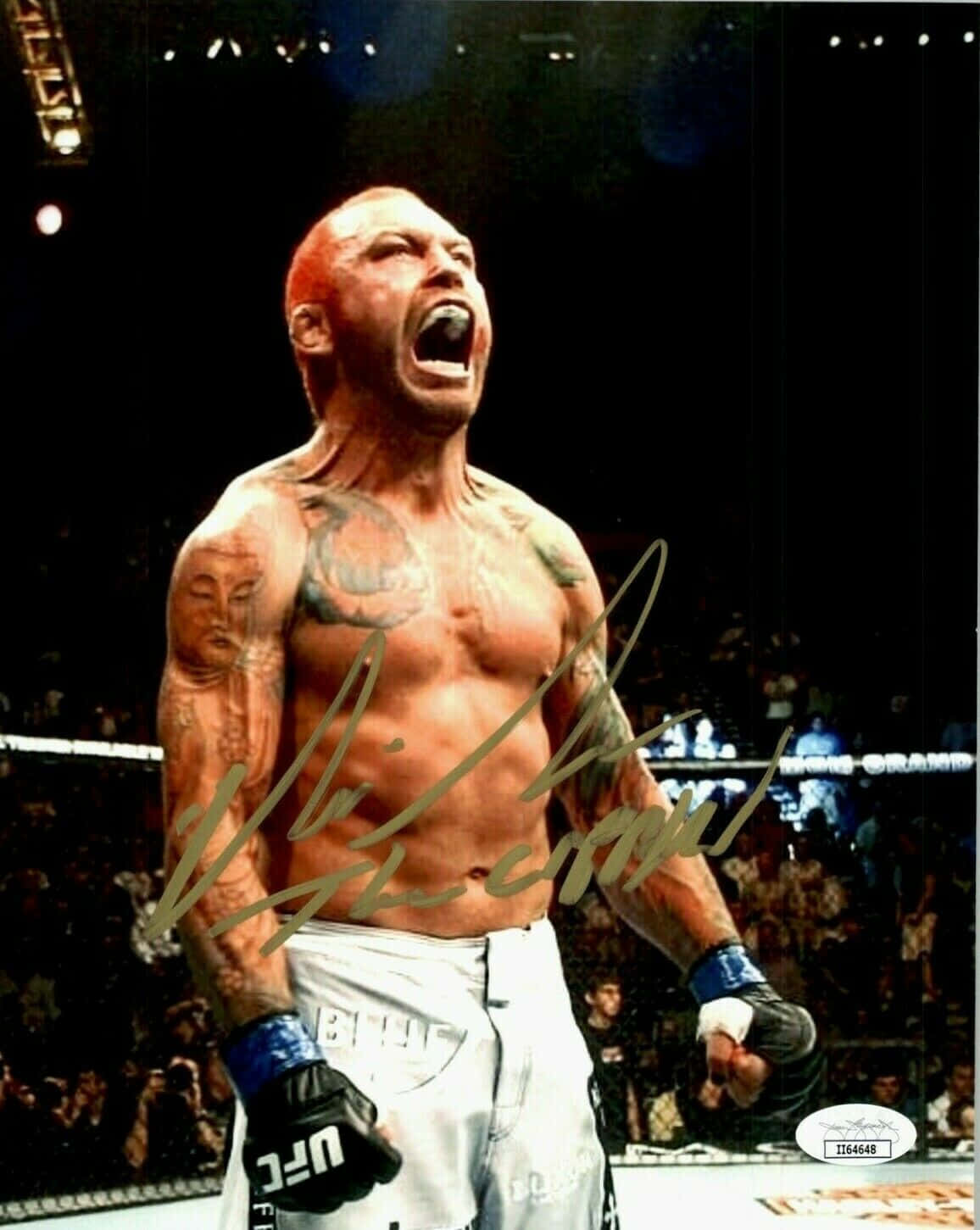 poster 桌布 壁紙 — 一位肌肉發達、紋身的戰士在燈光明亮的MMA八角籠中，背景是人群，發出勝利的咆哮。