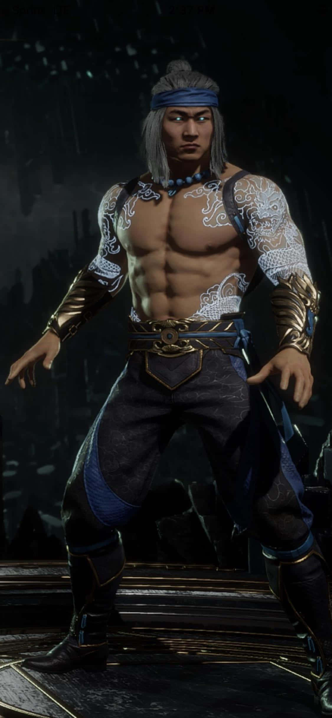 Mortal Kombat Liu Kang 桌布 壁紙 — 一位肌肉發達、銀髮、帶有複雜白色紋身的戰士，在戲劇性燈光下身穿暗色盔甲擺出姿勢。