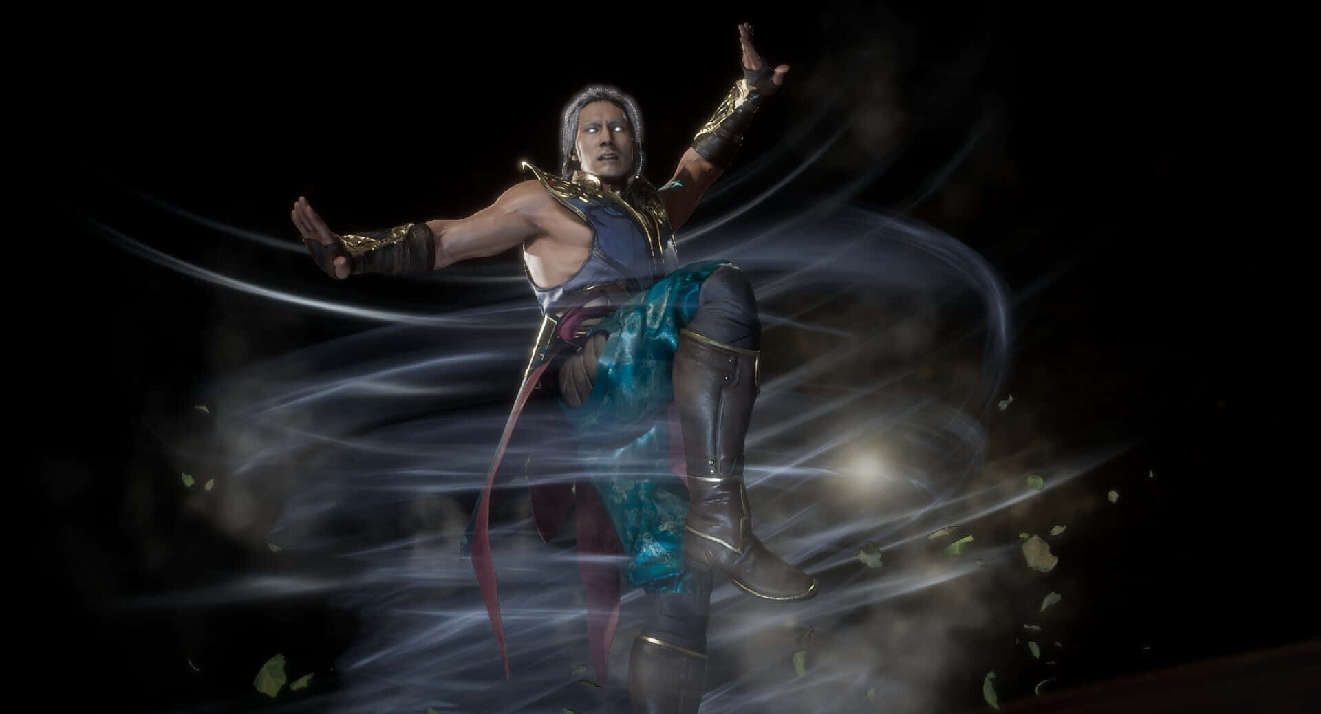 Mortal Kombat Fujin 桌布 壁紙 — 一位肌肉發達、銀髮金甲的戰士在黑暗背景下動態跳躍，周圍環繞著旋轉的能量和飄浮的樹葉。