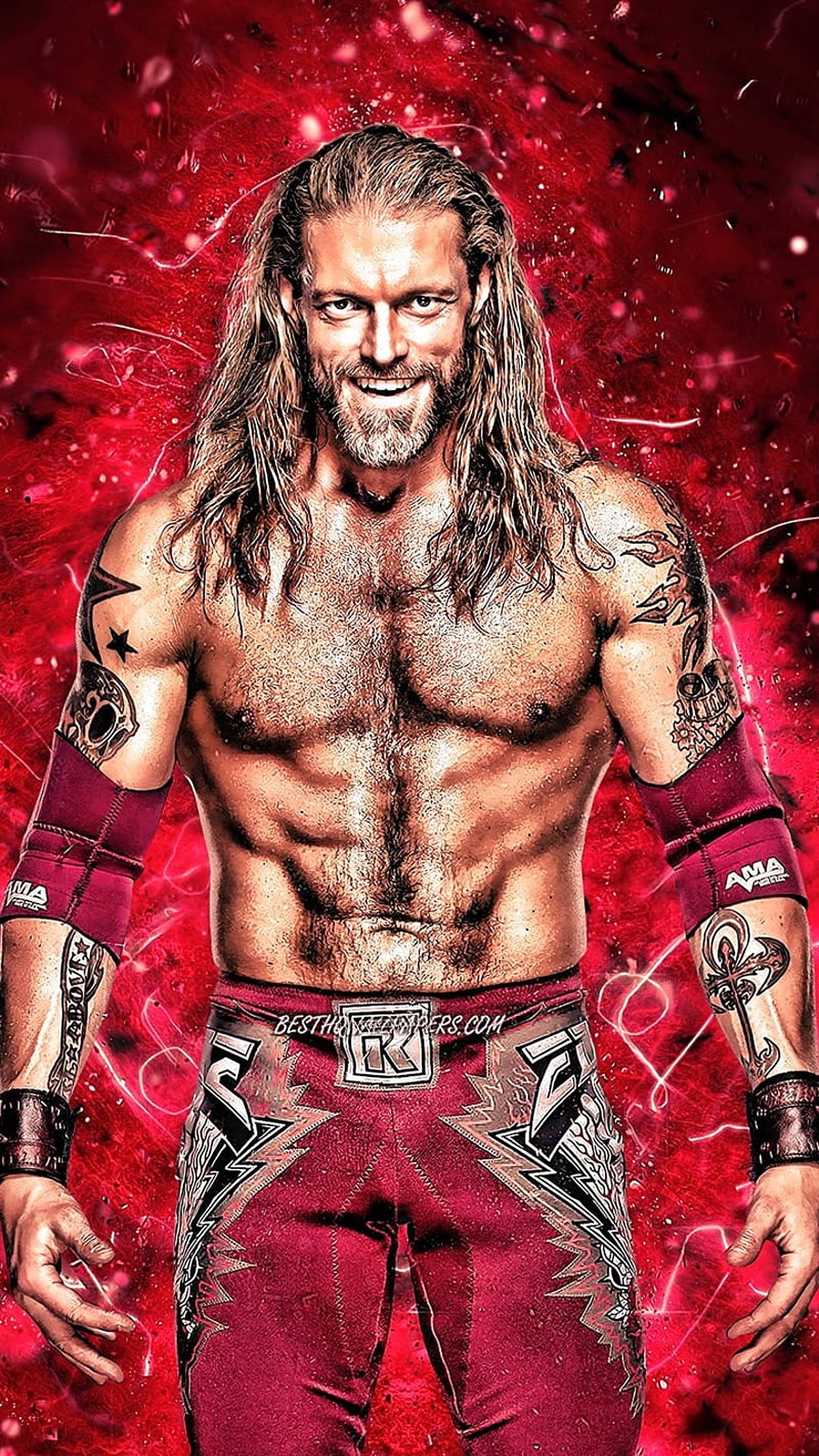 WWE 桌布 壁紙 — 一位肌肉發達、長髮及紋身的摔角手，自信地站在充滿活力的紅色爆炸背景前。