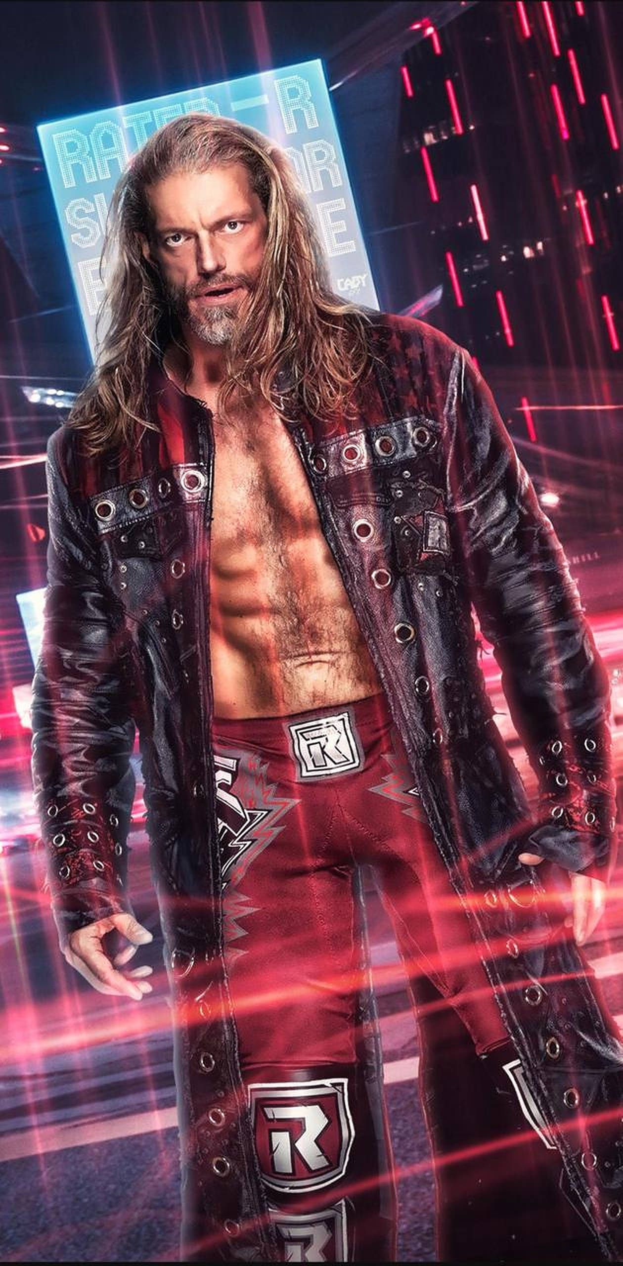 WWE 桌布 壁紙 — 一位肌肉發達、長髮的摔角手，穿著紅黑皮革服裝，自信地站在霓虹燈照亮的競技場背景下。