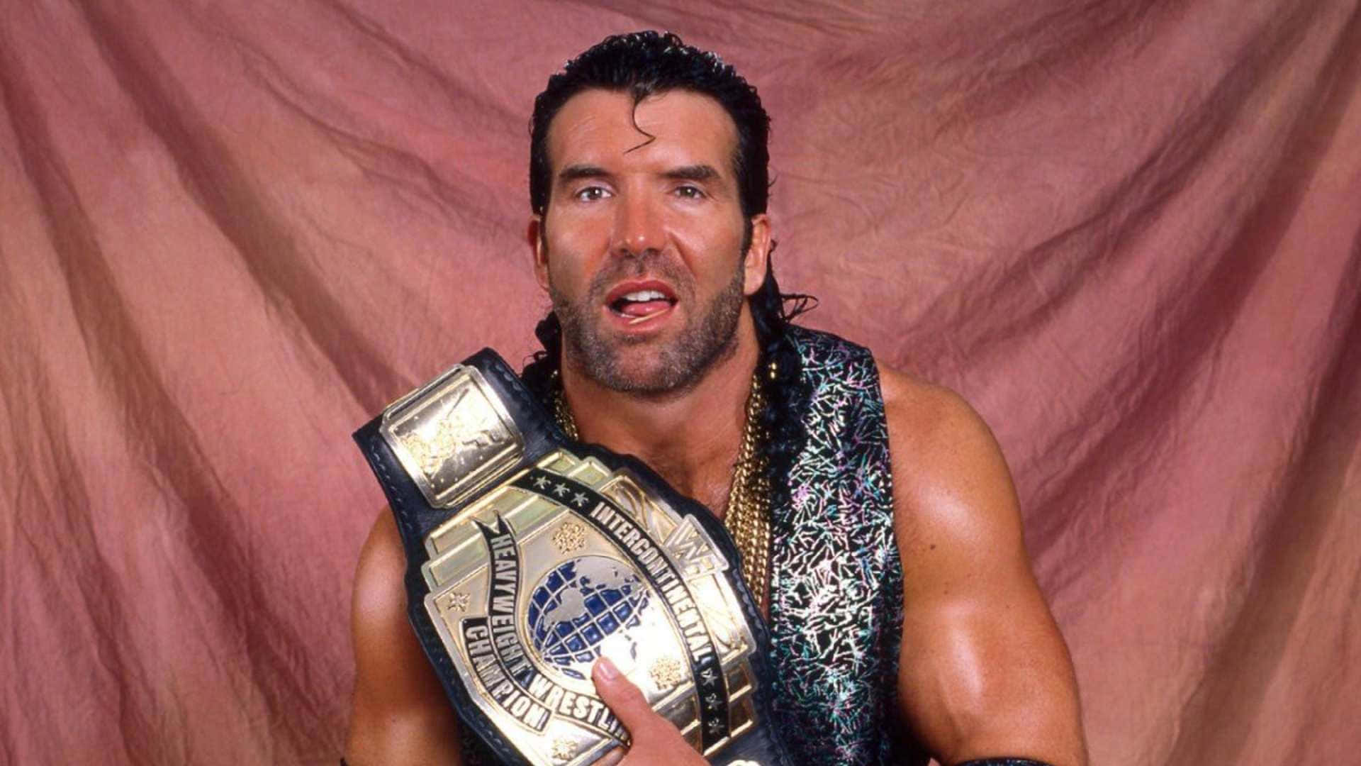 WWE 桌布 壁紙 — 一位肌肉發達、長黑髮的摔角手，在粉紅色布幕背景前手持閃亮的冠軍腰帶。