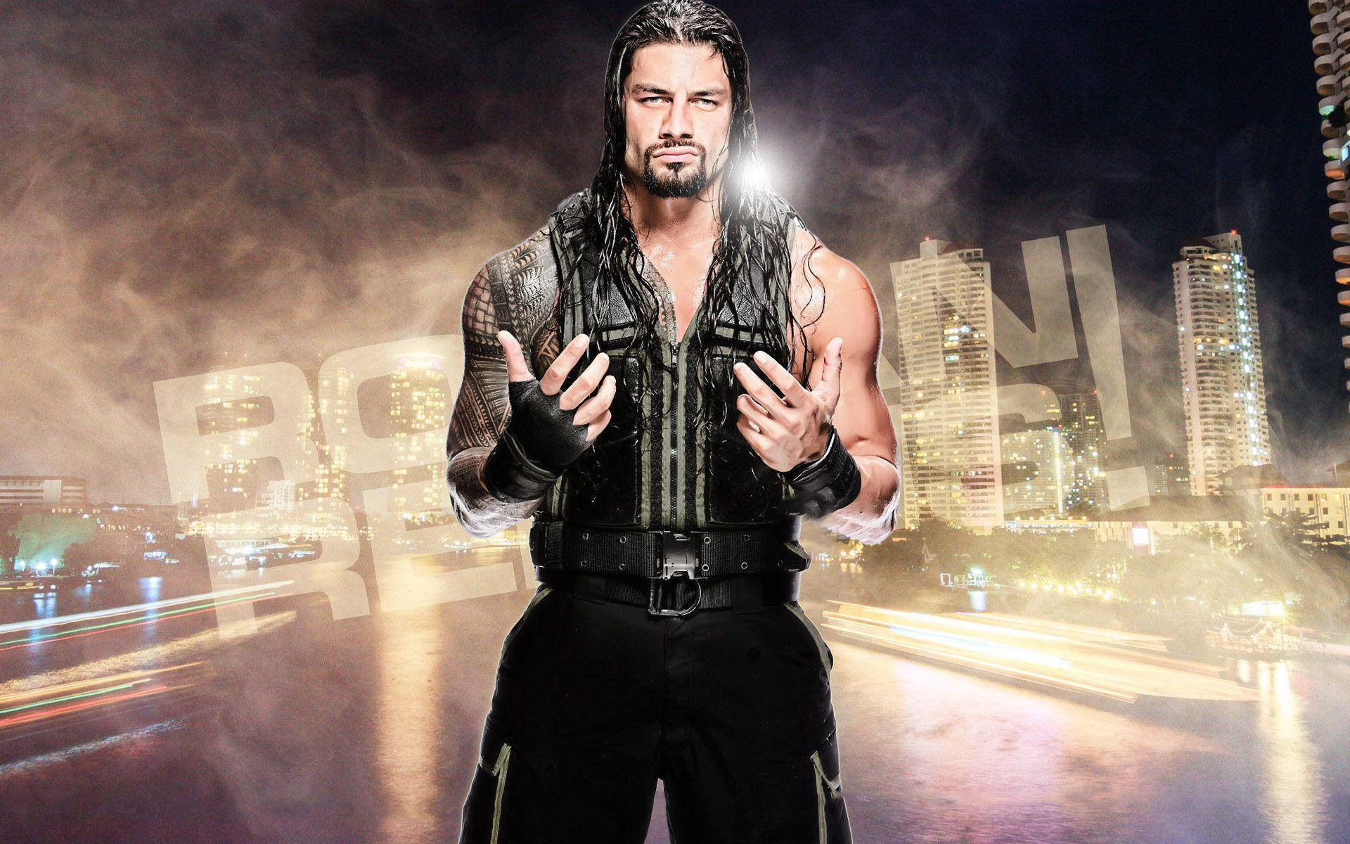 Roman 桌布 壁紙 — 一位肌肉發達、長黑髮的摔角手自信地站在夜晚發光的城市天際線前，帶有動態模糊燈光。
