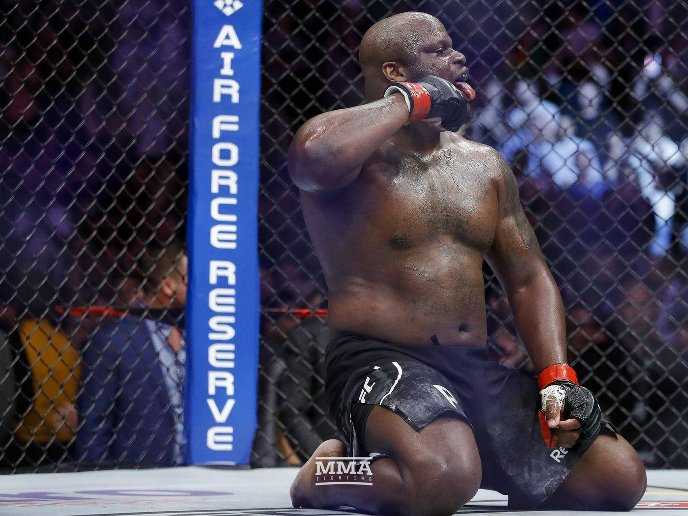 MMA 桌布 壁紙 — 一位肌肉發達的MMA拳手在八角籠內跪下，在殘酷比賽後擦去臉上的汗水。