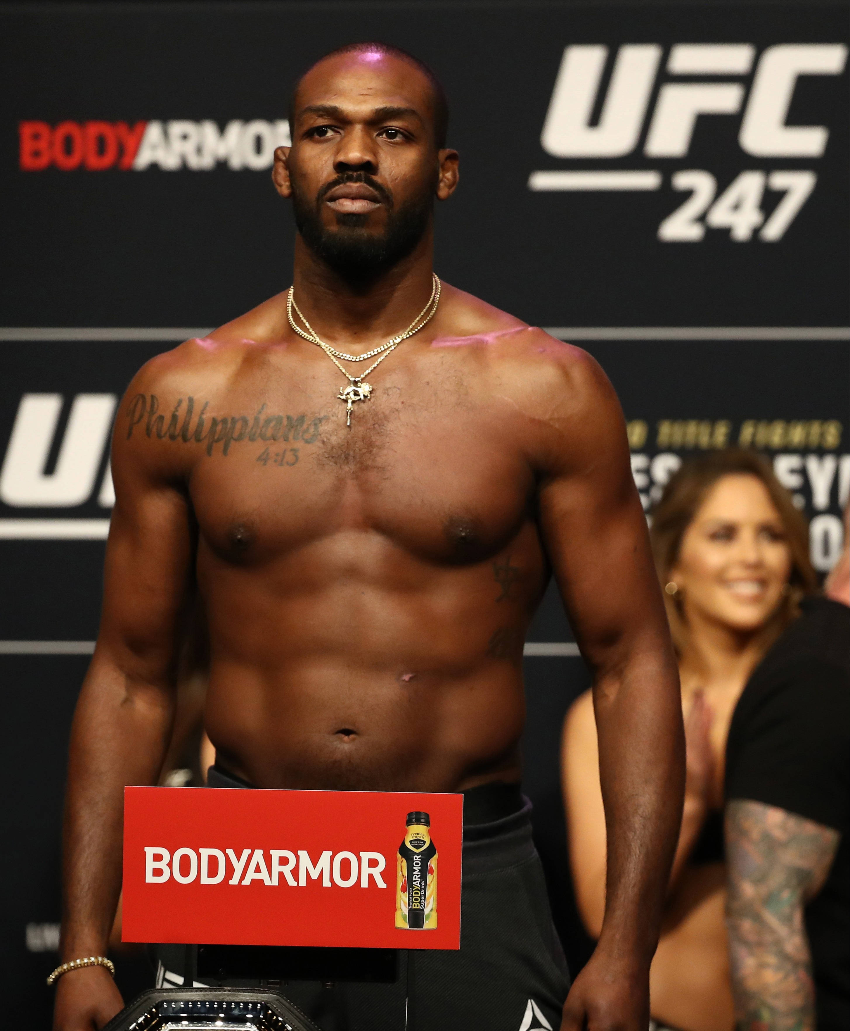 手機 桌布 壁紙 — 一位肌肉發達的UFC拳手在稱重時赤裸上身，背後有「UFC 247」和「BODYARMOR」品牌標誌。