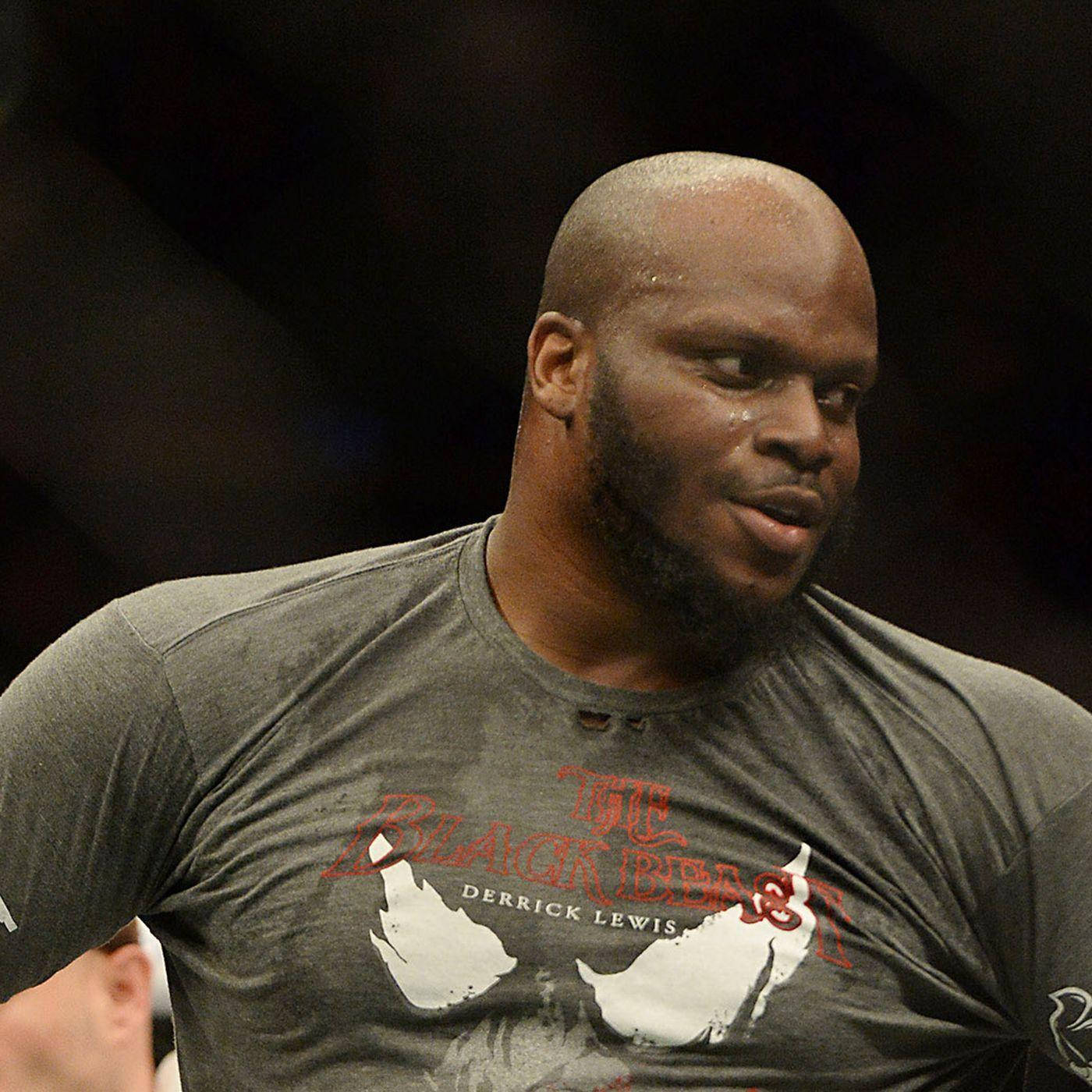 UFC 桌布 壁紙 — 一位肌肉發達的光頭戰士穿著灰色'The Black Beast'T恤，在明亮的場館燈光下進行搏擊運動比賽時大汗淋漓。