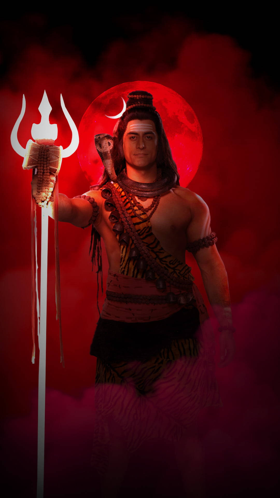 har har mahadev 桌布 壁紙 — 一位肌肉發達的印度教神祇手持發光三叉戟，背景是血紅月亮和旋轉煙霧。