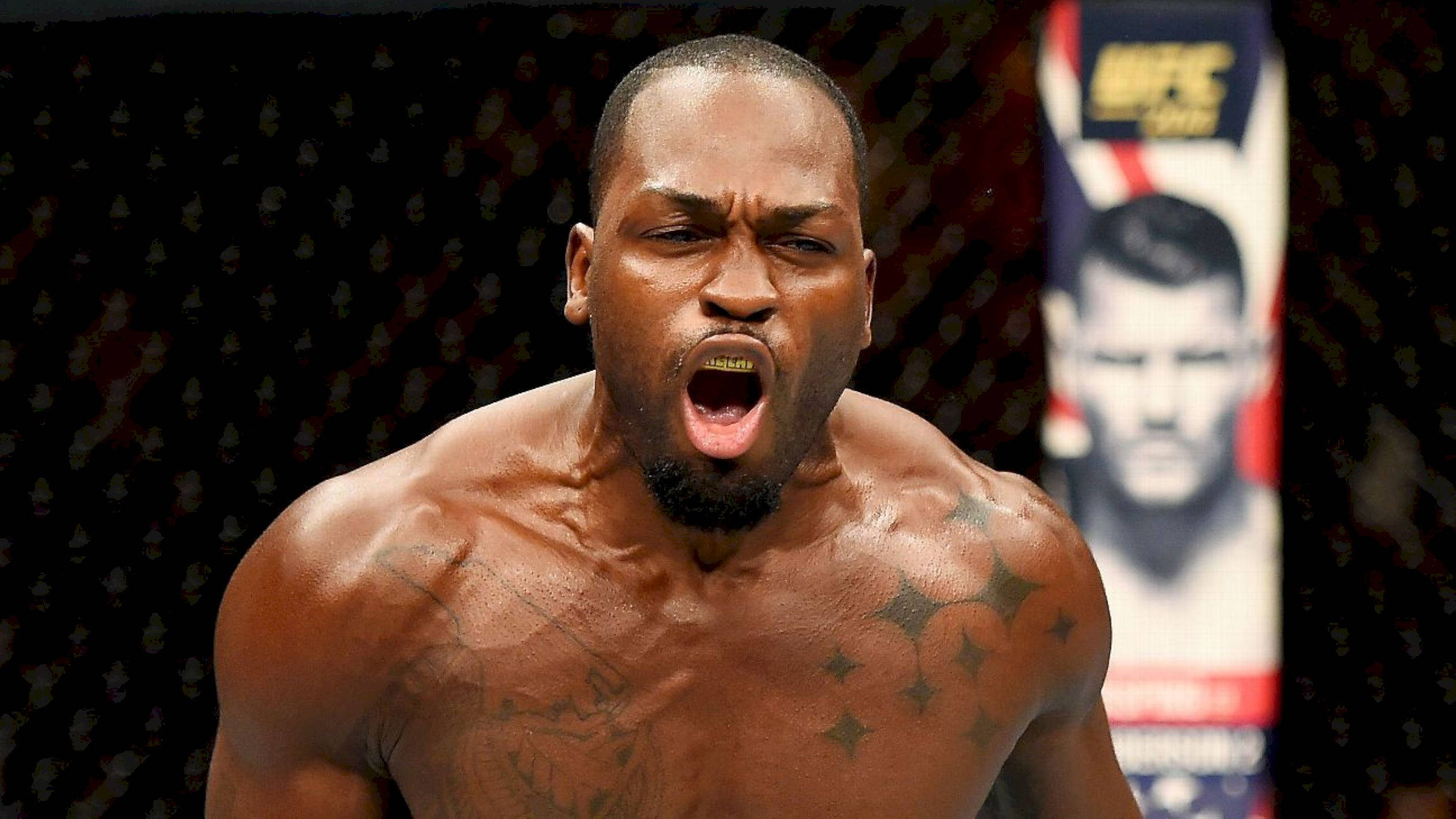 Champion 桌布 壁紙 — 一位肌肉發達的戰士在UFC八角籠內激烈咆哮，汗水在他紋身的軀幹上閃閃發光。