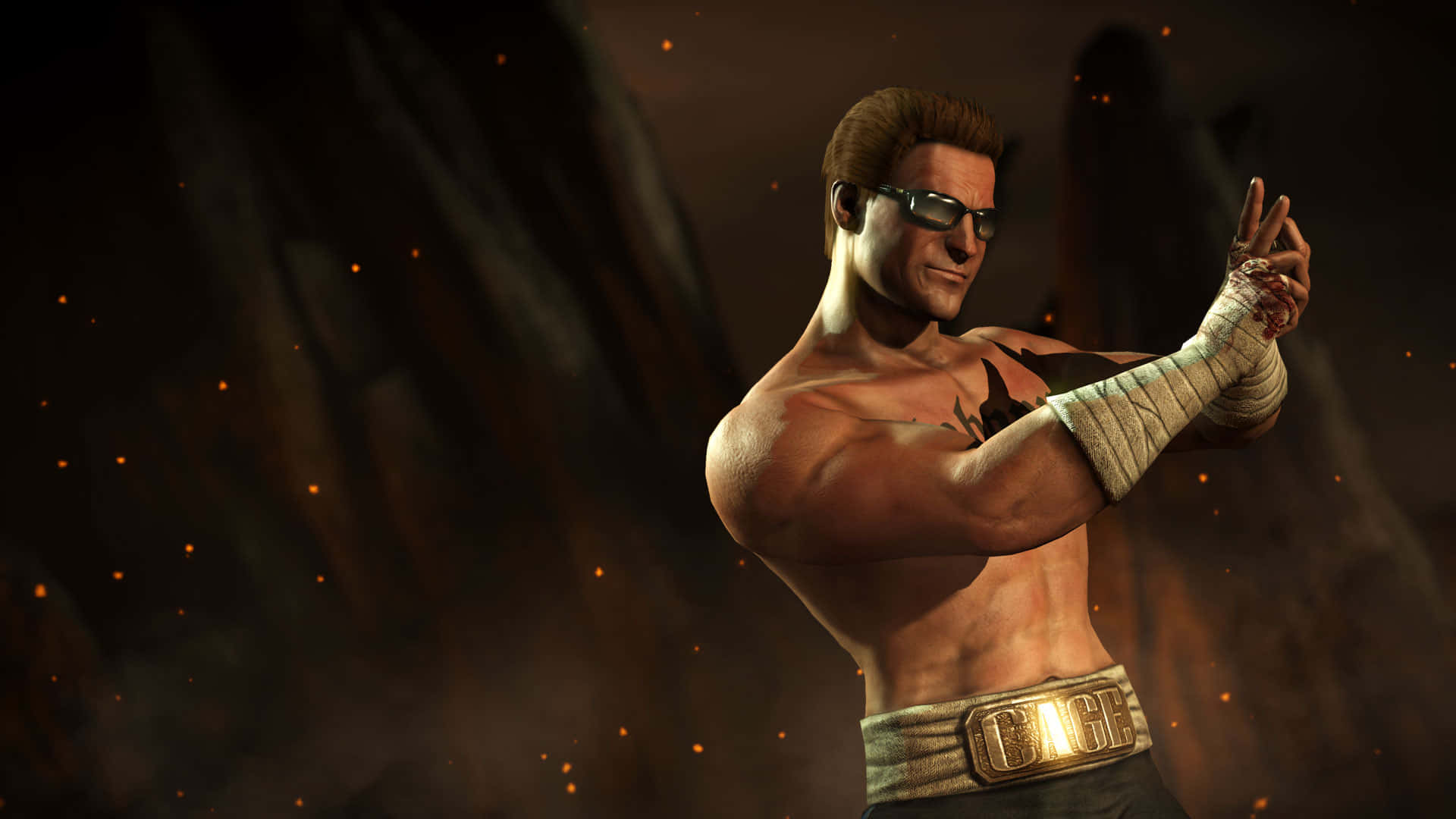 Johnny Cage 桌布 壁紙 — 一位肌肉發達的戰士戴著太陽眼鏡和纏著繃帶的拳頭，準備就緒地站在煙霧瀰漫、火焰熊熊的競技場中。
