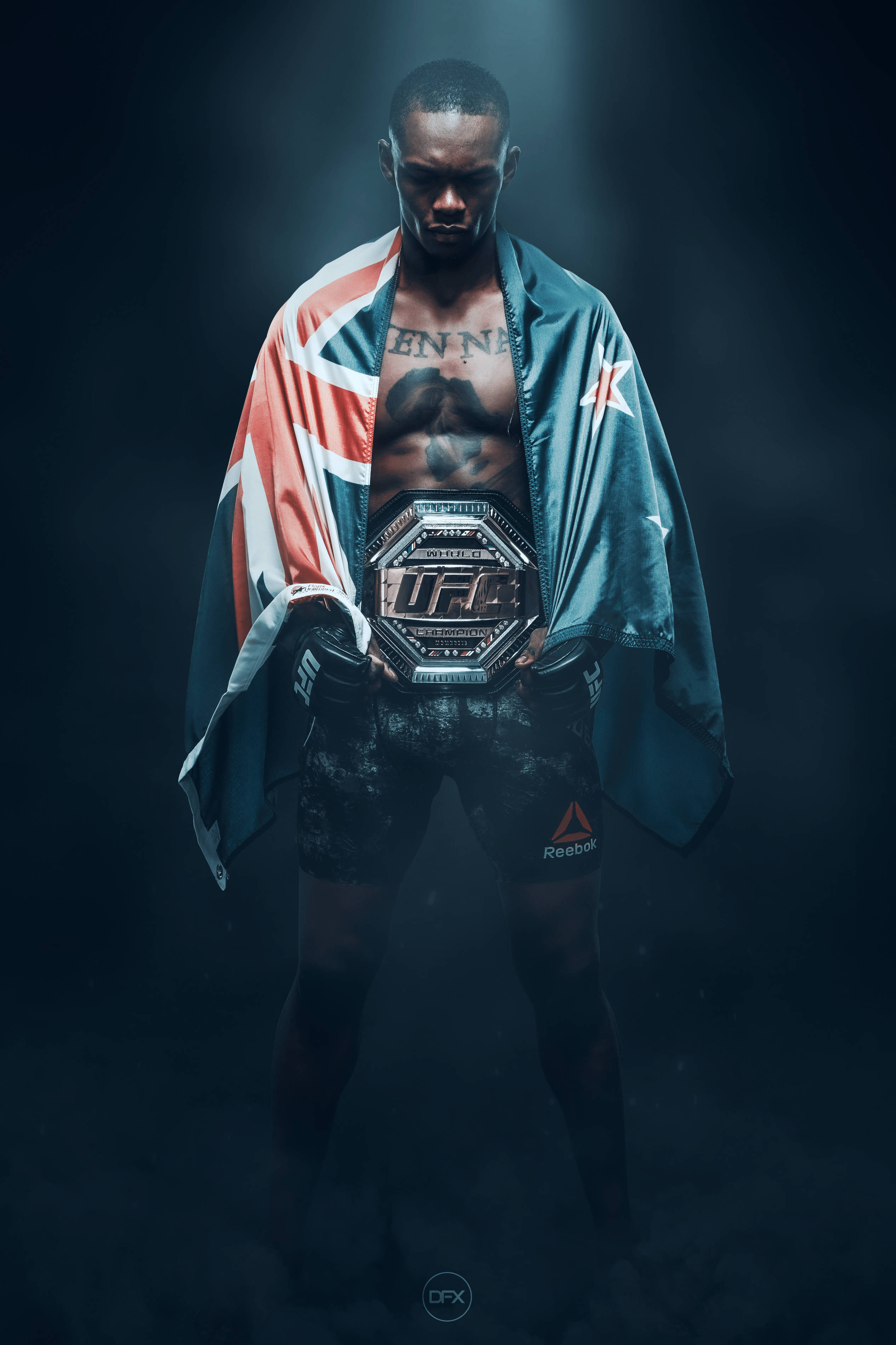 Adesanya 桌布 壁紙 — 一位肌肉發達的戰士披著英國國旗，在煙霧瀰漫的黑暗中，在戲劇性的聚光燈下舉起UFC冠軍腰帶。