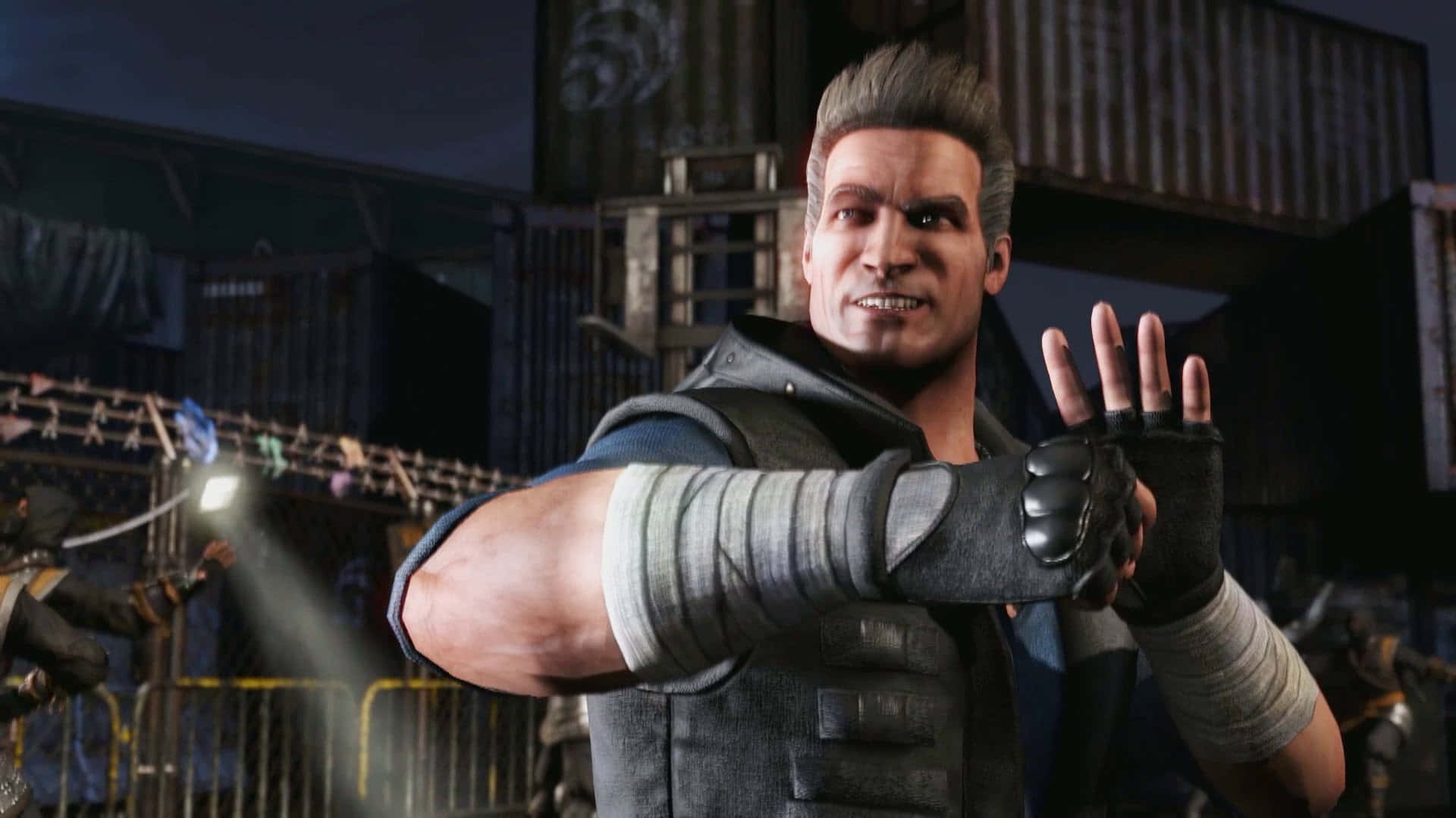 Johnny Cage 桌布 壁紙 — 一位肌肉發達的戰士穿著深色背心和露指手套，在昏暗的工業照明下擺出戰鬥姿勢。