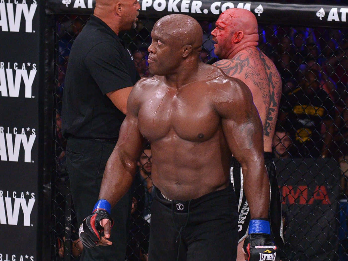 Fight 桌布 壁紙 — 一位肌肉發達的戰士站在MMA籠內，汗水在皮膚上閃閃發光，面對他的對手。