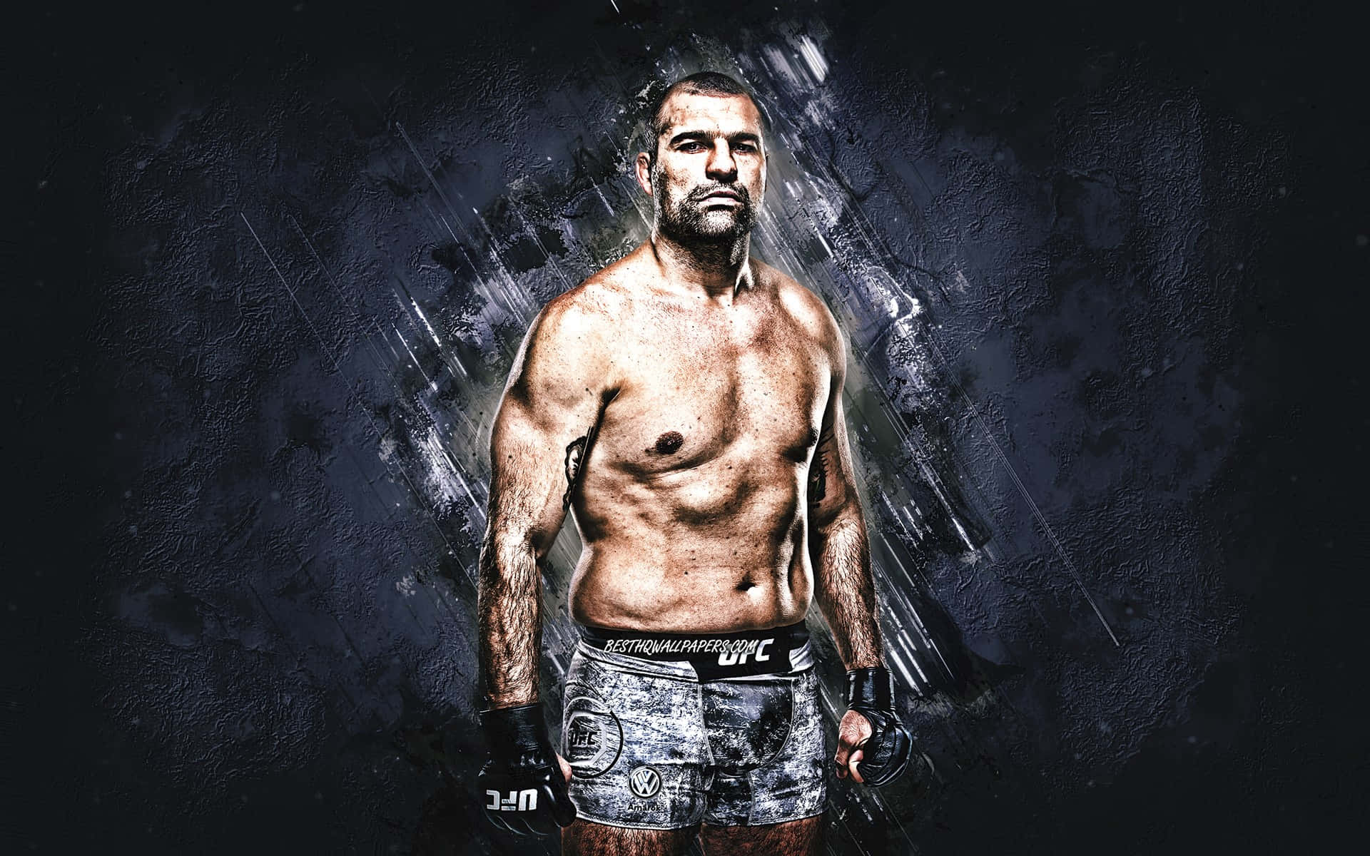 Champion 桌布 壁紙 — 一位肌肉發達的戰士自信地穿著UFC短褲，站在深色紋理背景前，配以戲劇性的燈光。