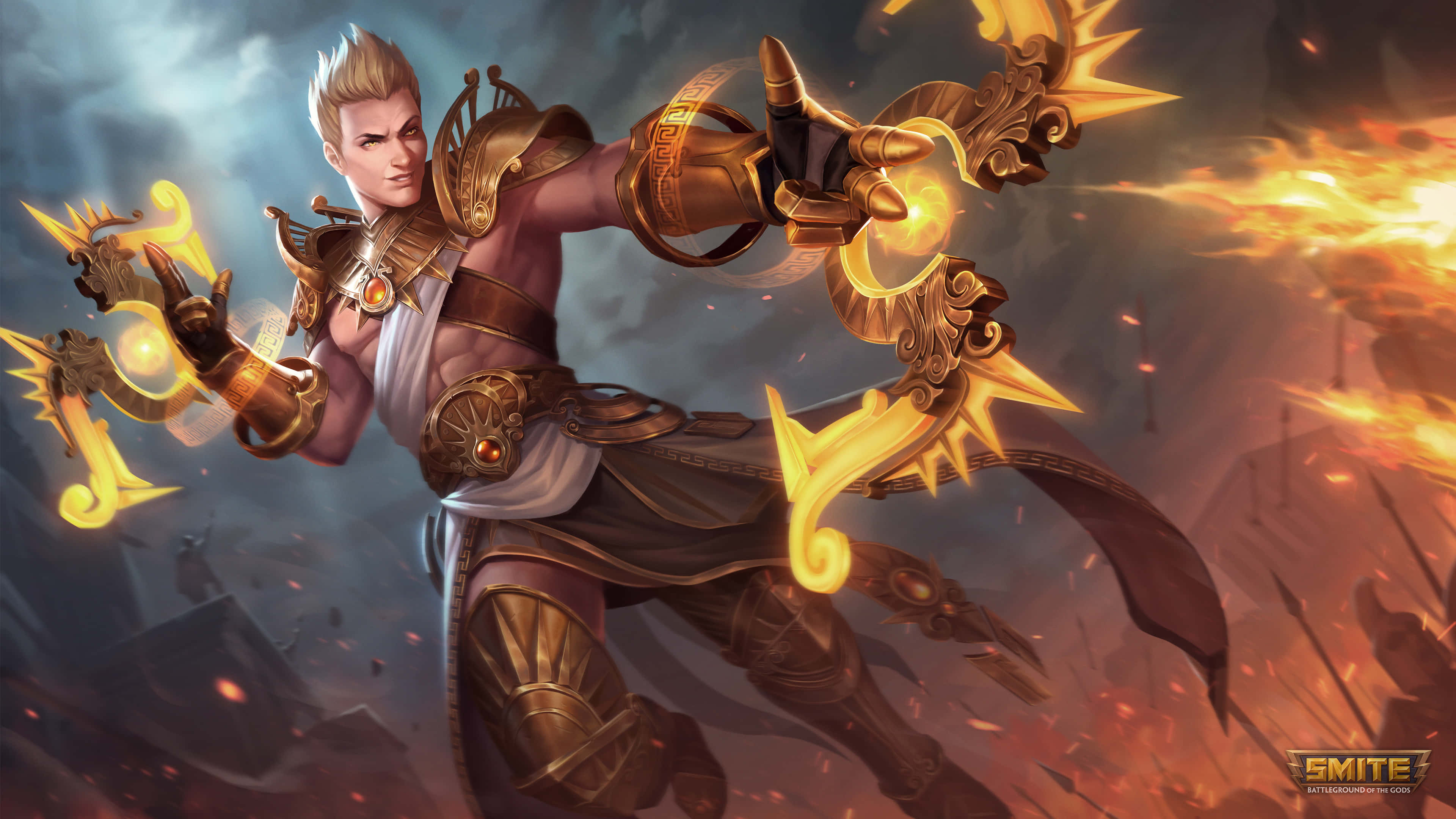 Smite 桌布 壁紙 — 一位肌肉發達的戰士身穿華麗金色盔甲，在煙霧瀰漫的戰場背景下揮舞著發光的火焰武器。