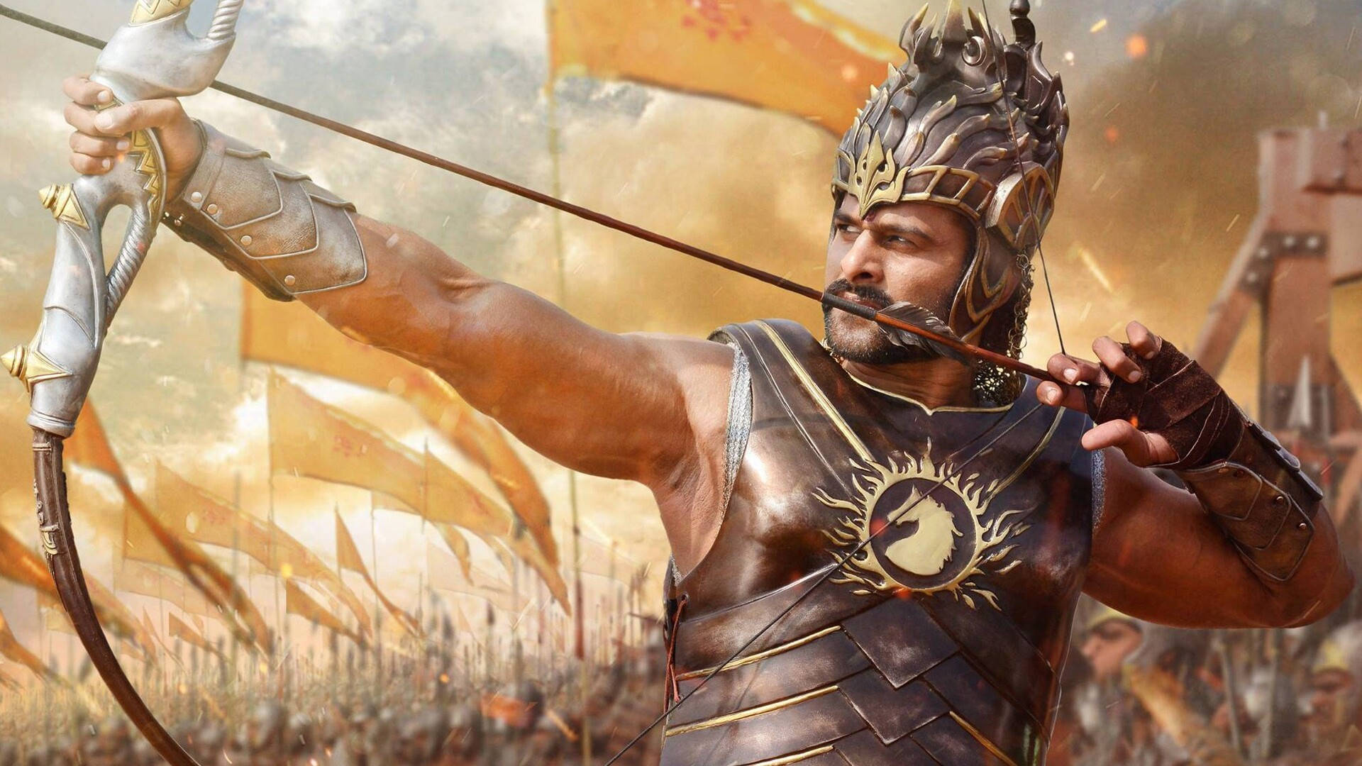 Prabhas HD 桌布 壁紙 — 一位肌肉發達的戰士身著華麗盔甲，在金色旗幟和戰場混亂的背景下，專注地拉弓。
