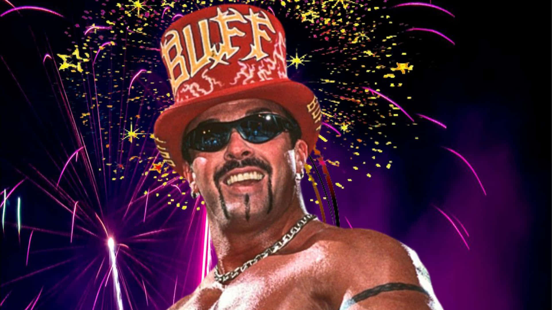Wrestling 桌布 壁紙 — 一位肌肉發達的摔角手，戴著紅色「BLUFF」高帽和太陽眼鏡，在燦爛的煙火背景下咧嘴而笑。