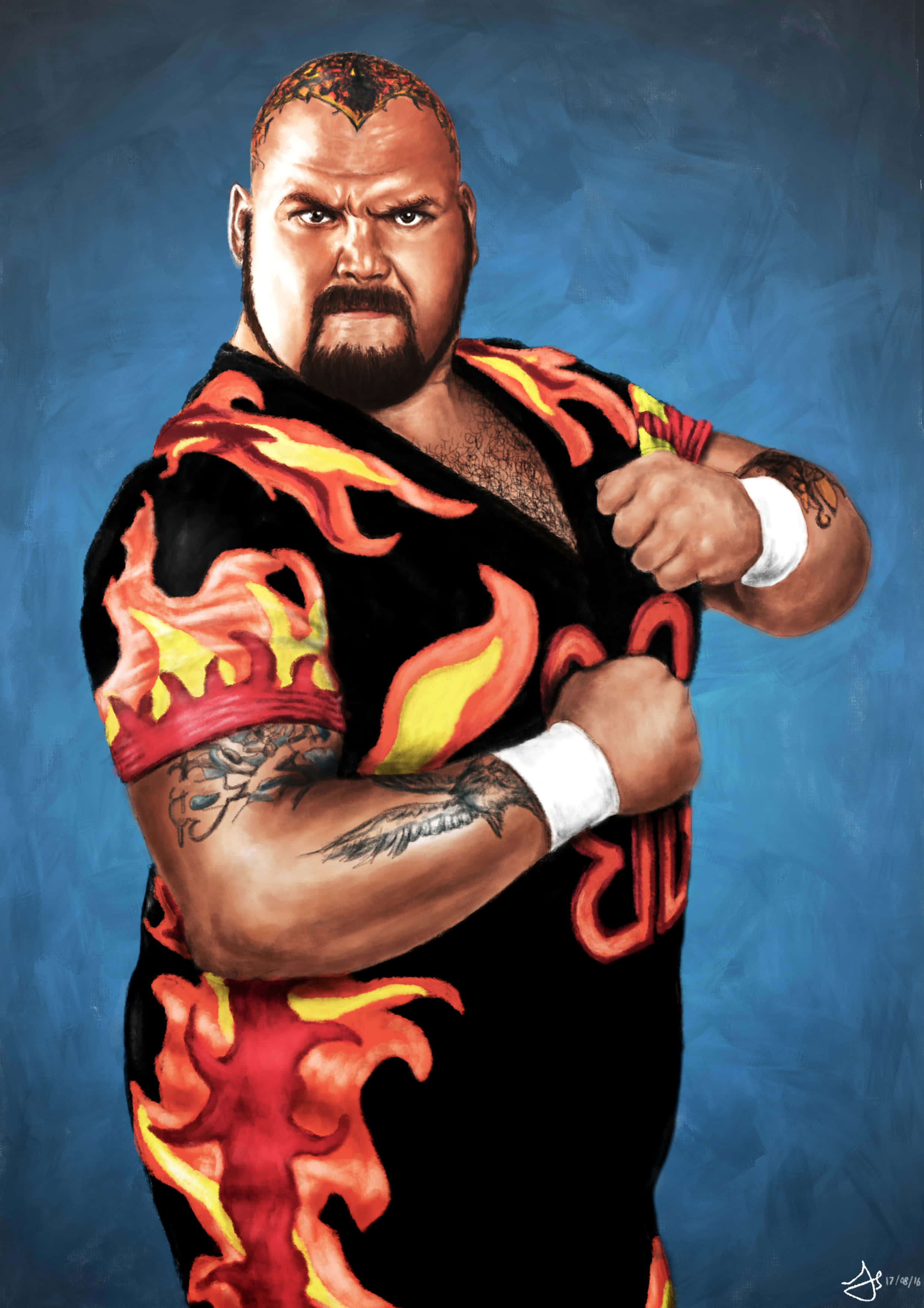 WWE 桌布 壁紙 — 一位肌肉發達的摔角手，身上有刺青，穿著火熱的橙色火焰圖案服裝，在帶有紋理的藍色背景前做出挑釁姿勢。