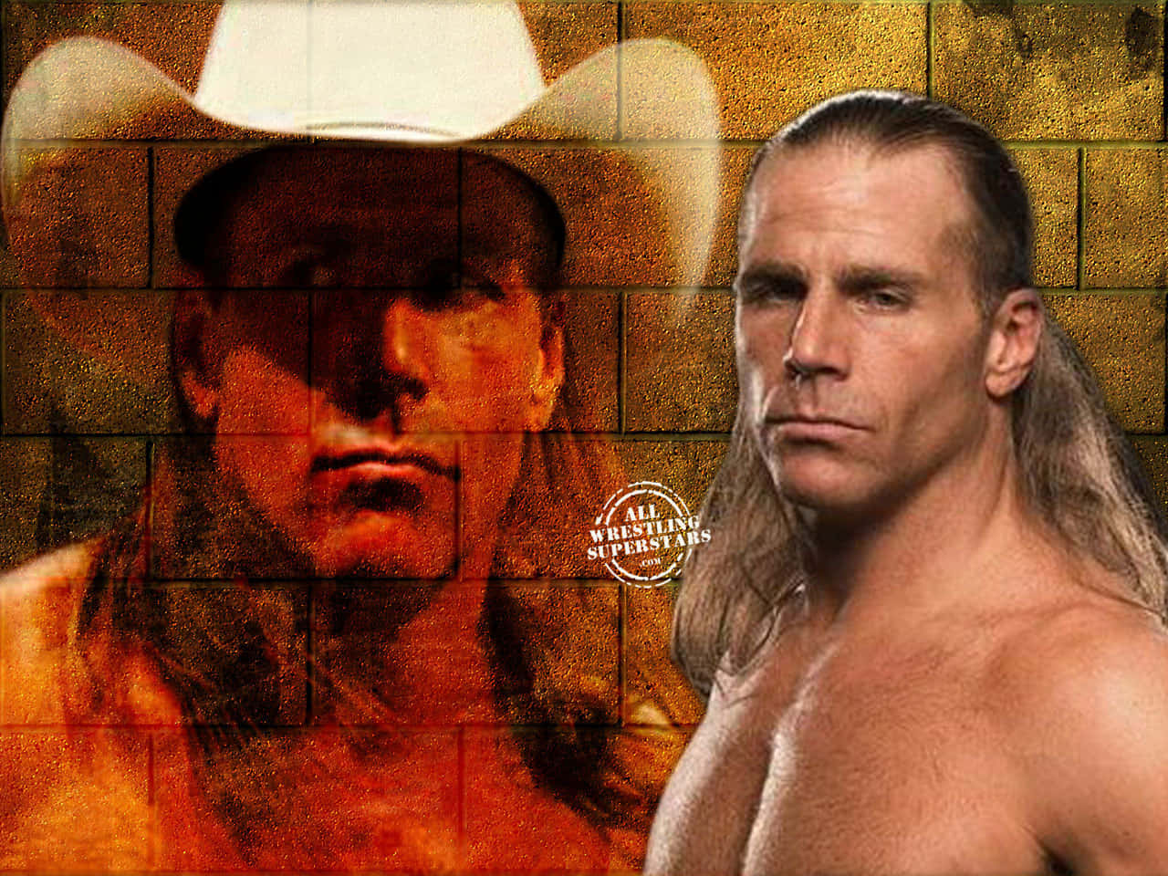 shawn michaels 桌布 壁紙 — 一位肌肉發達的摔角手，長髮戴牛仔帽，在紋理金磚牆背景下凝視。
