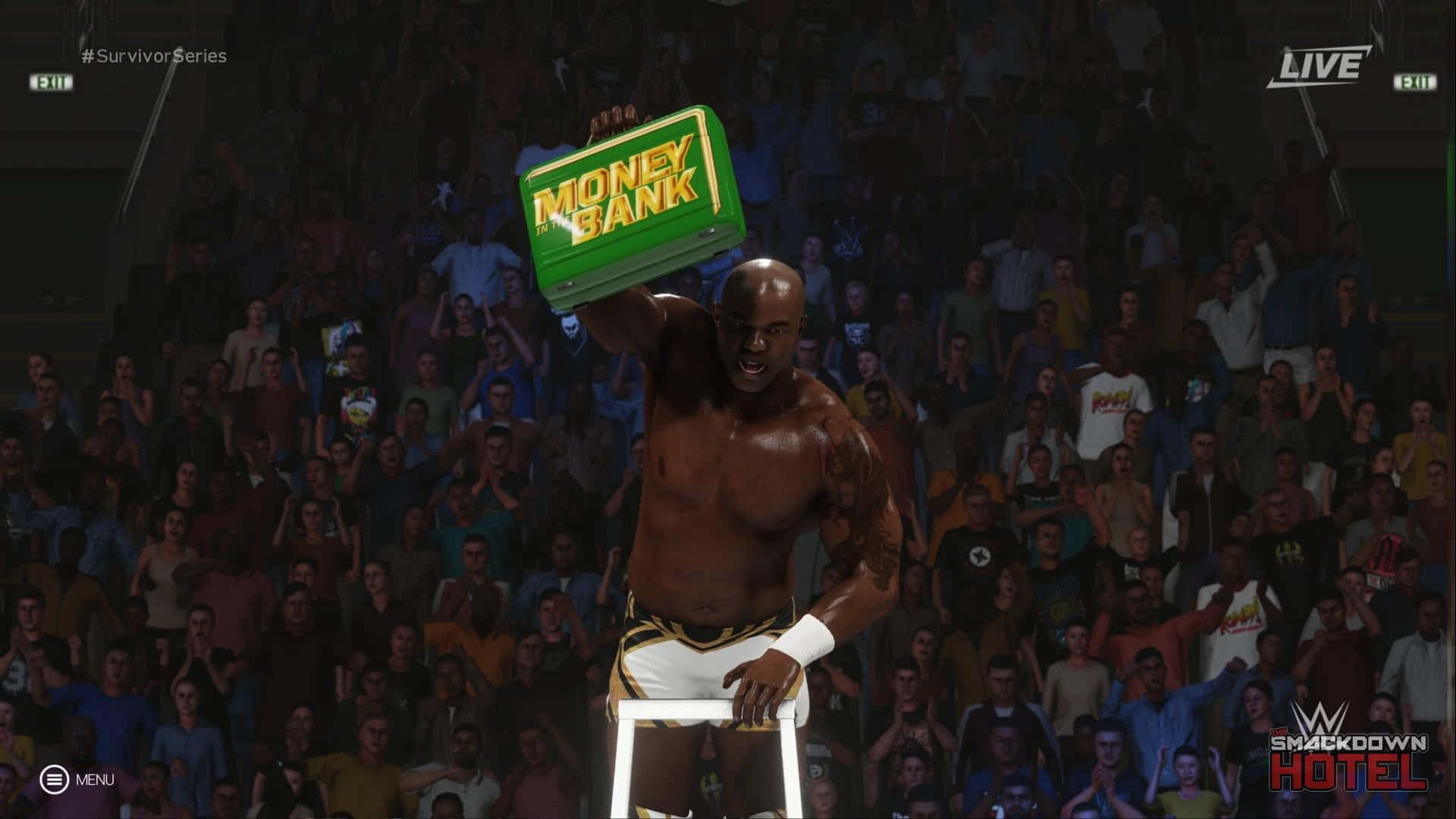 WWE 桌布 壁紙 — 一位肌肉發達的摔角手在擠滿觀眾的場館中，高舉綠色Money in the Bank公事包，勝利的姿態。