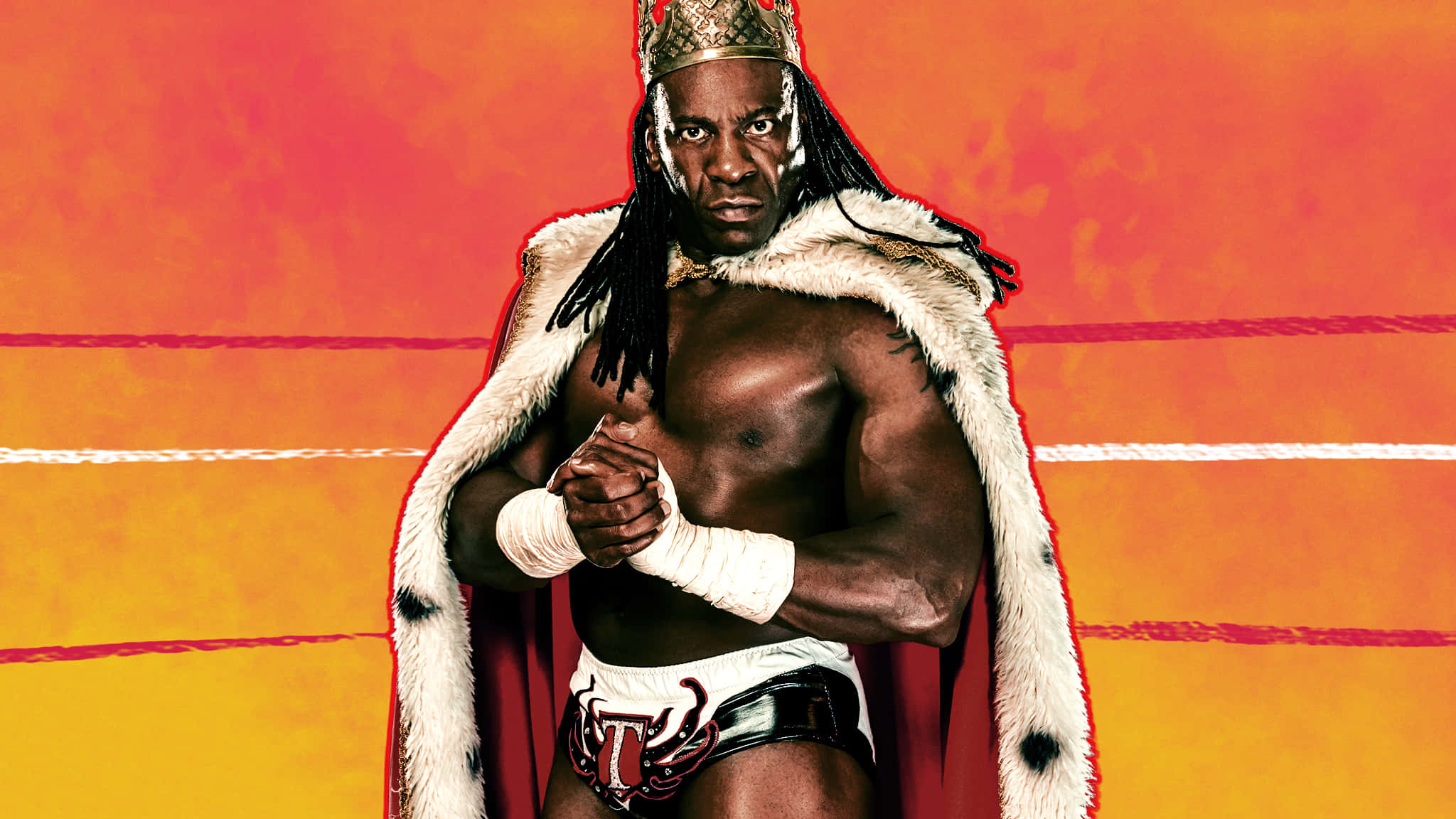 WWE 桌布 壁紙 — 一位肌肉發達的摔角手戴著王冠和毛皮襯裡斗篷，自信地站在摔角擂台上，背景是火熱的橙色。