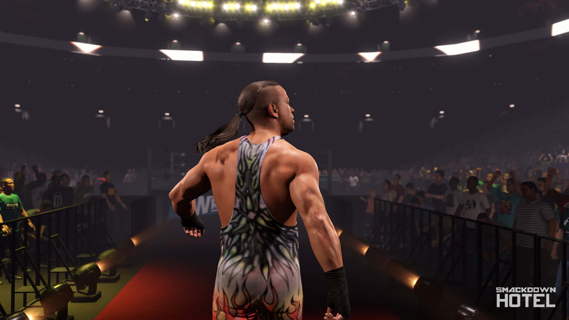 WWE 桌布 壁紙 — 一位肌肉發達的摔角手穿著火焰圖案的緊身衣，在明亮的體育場燈光下，沿著紅色坡道走向咆哮的競技場人群。