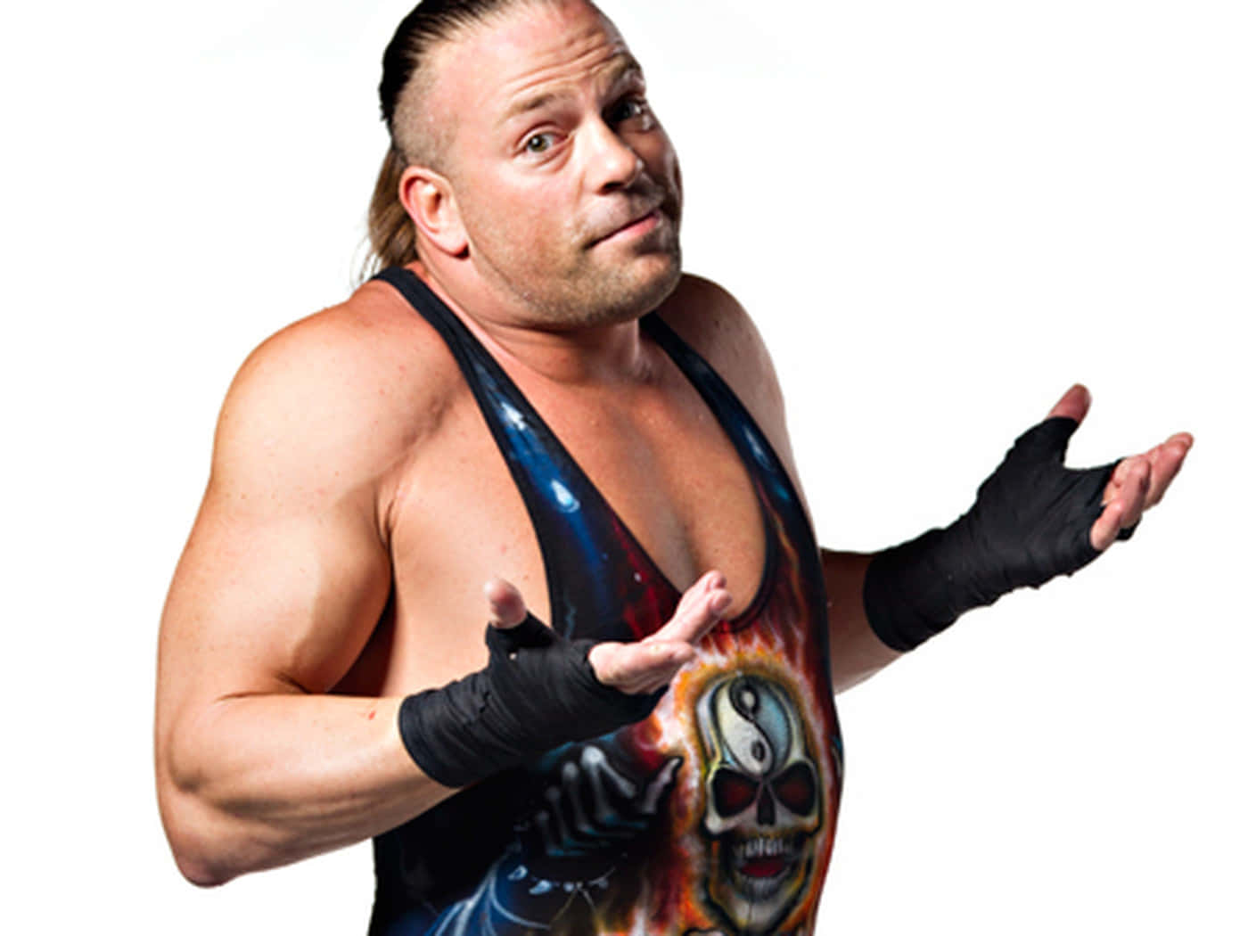 WWE 桌布 壁紙 — 一位肌肉發達的摔角手穿著火焰圖案和骷髏設計的緊身衣，在白色背景前戲劇性地做手勢。