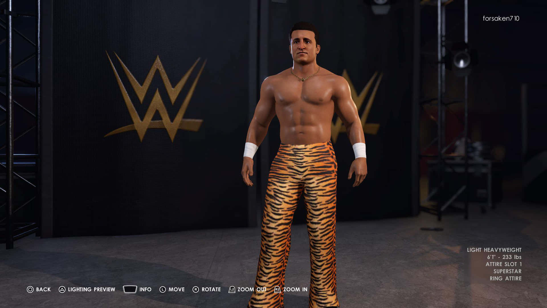 Wrestling 桌布 壁紙 — 一位肌肉發達的摔角手穿著虎紋褲，自信地站在WWE擂台入口區域，背景為金色標誌。
