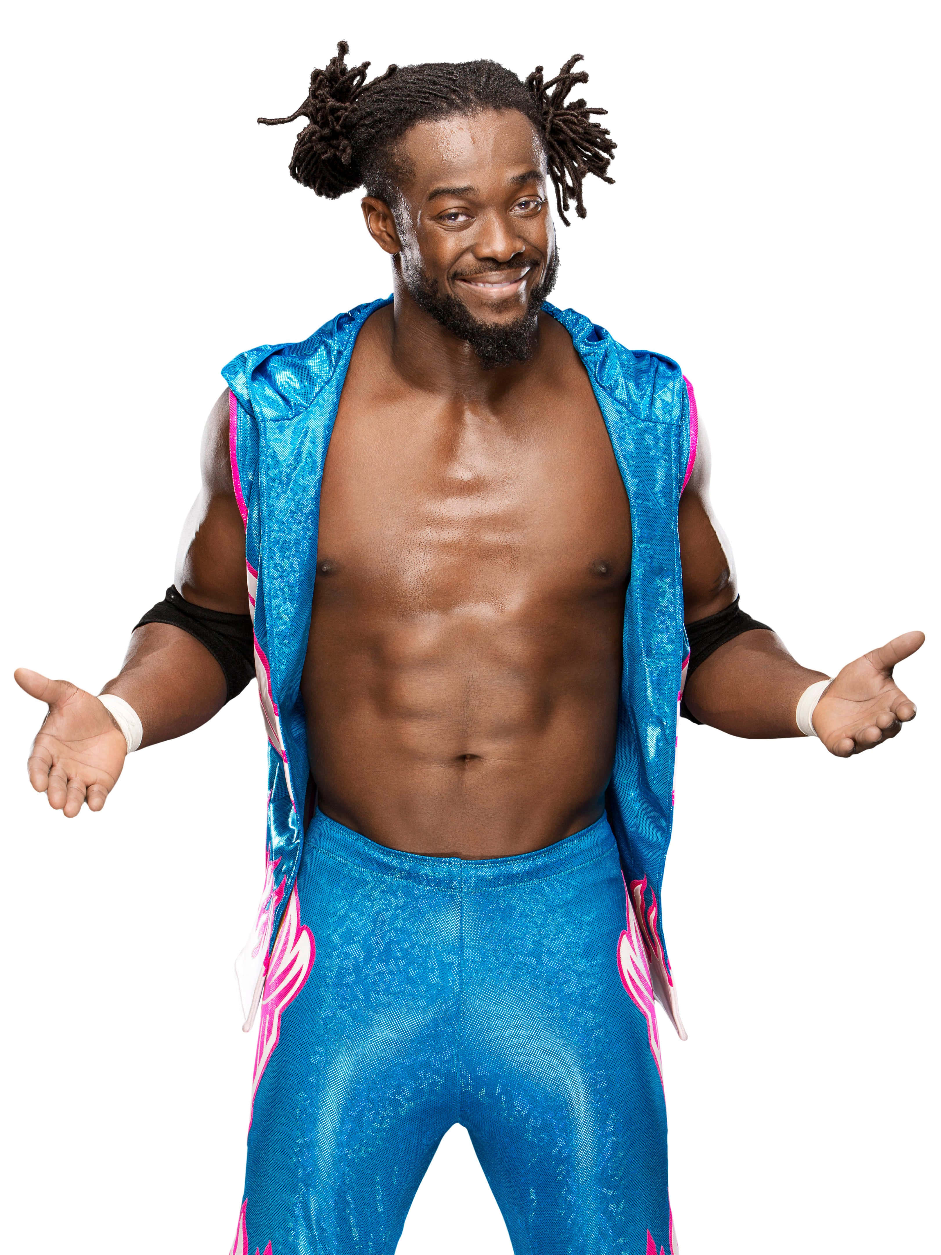 WWE 桌布 壁紙 — 一位肌肉發達的摔角手身穿閃亮的藍色和粉紅色服裝，在白色背景前自信地張開雙臂微笑。