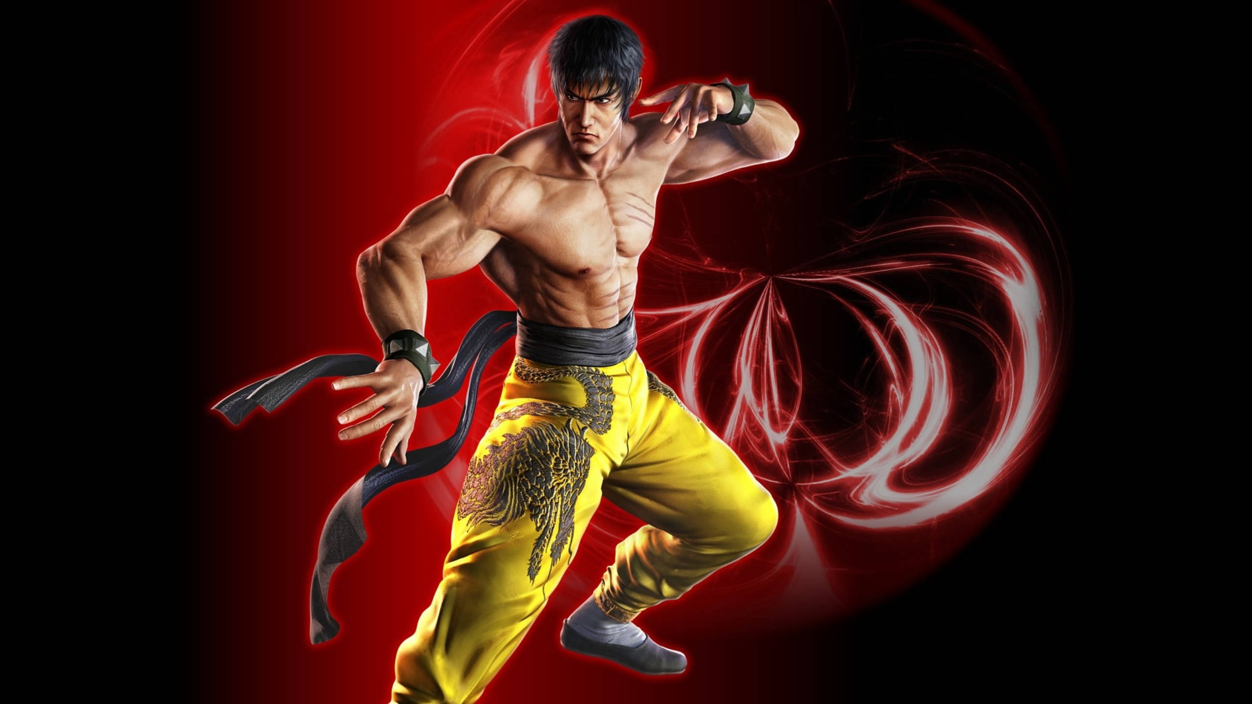 Tekken 桌布 壁紙 — 一位肌肉發達的武術家穿著帶有龍刺繡的黃色褲子，在旋轉的紅色能量背景下動態出擊。