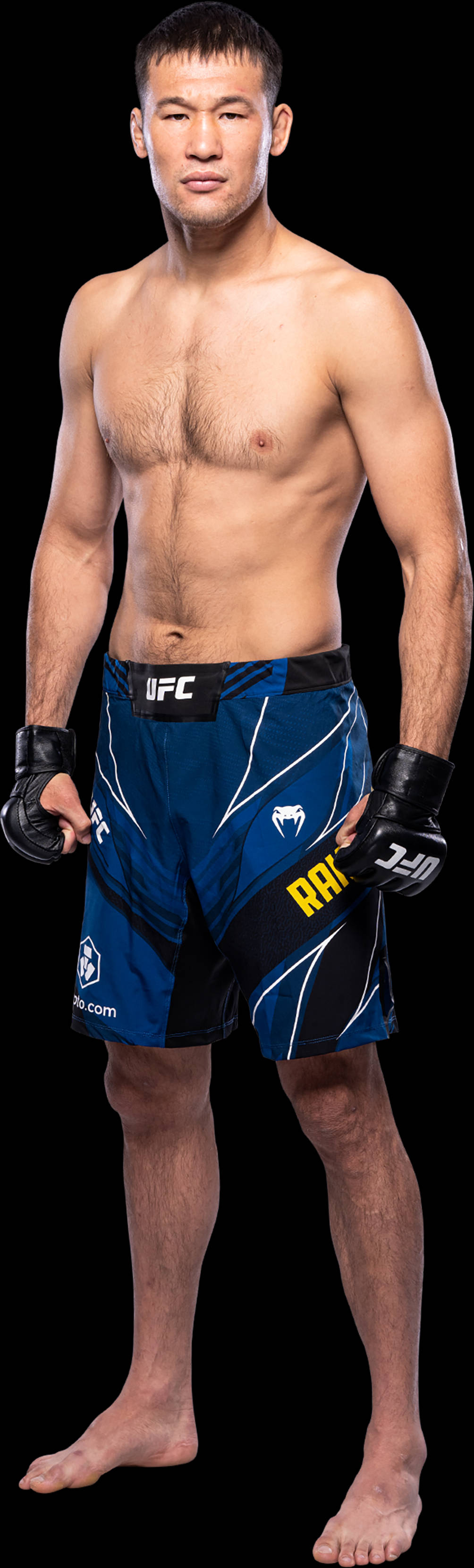 UFC 桌布 壁紙 — 一位肌肉發達的男性混合武術選手自信地站立，身穿藍色UFC短褲和手套，背景為黑色。