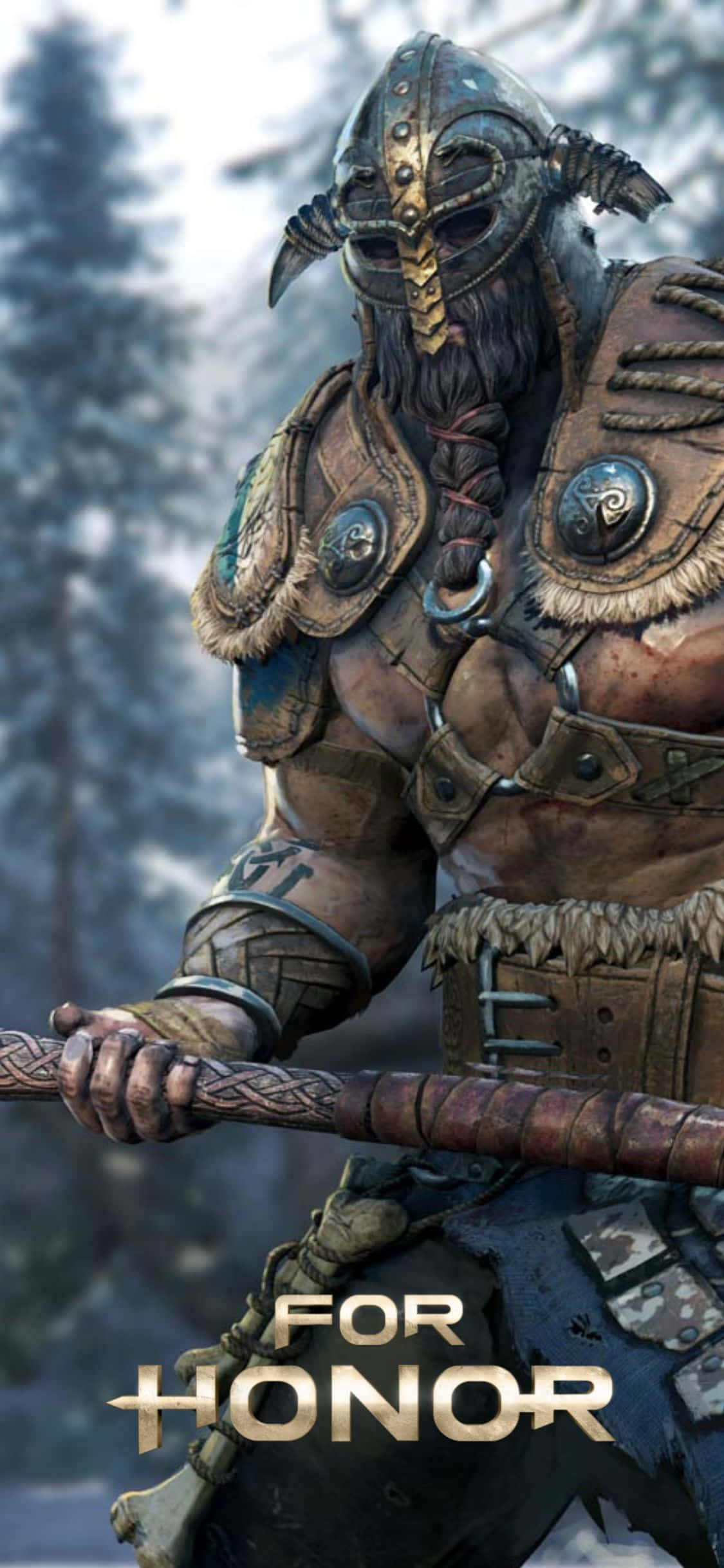 iPhone Xs For Honor 桌布 壁紙 — 一位肌肉發達的維京戰士身穿華麗盔甲，在雪地森林樹木間緊握戰斧。
