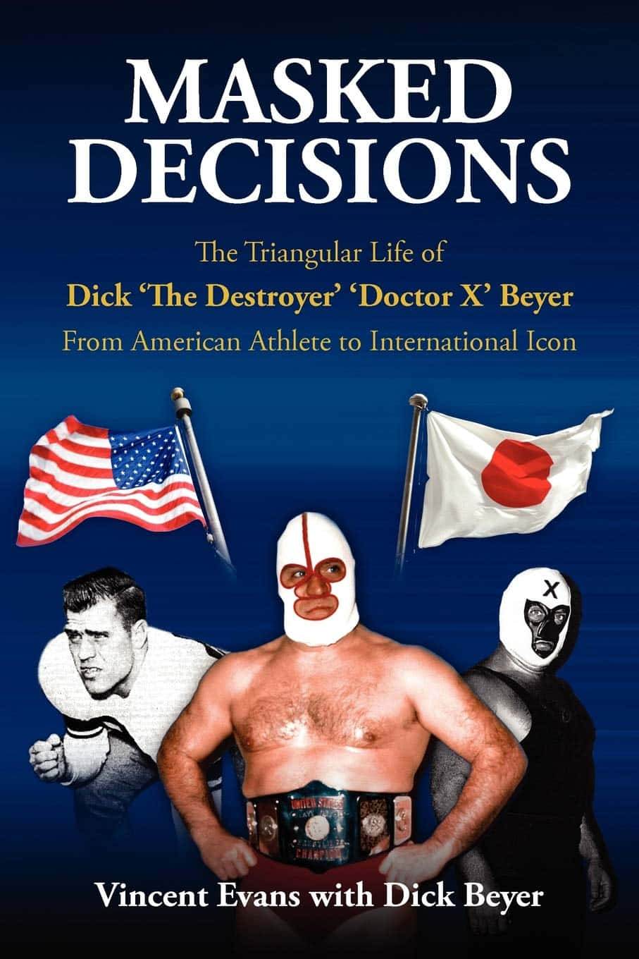 WWE 桌布 壁紙 — 一位肌肉發達的蒙面摔角手，戴著白色面具和冠軍腰帶，站在中央，兩側是美國和日本國旗，還有另外兩個蒙面人物。