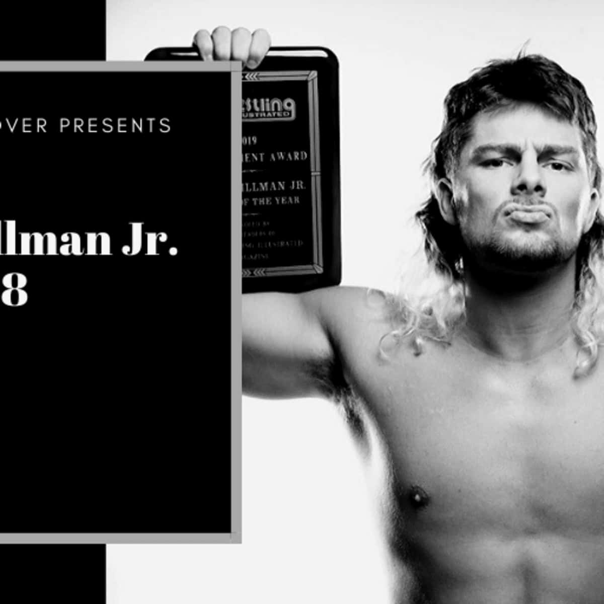 WWE 桌布 壁紙 — 一位肌肉發達的長髮摔角手在黑白工作室照中拿著「Wrestling Illustrated」獎項，同時做出頑皮的表情。