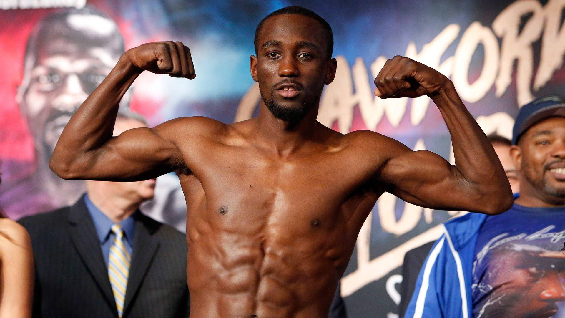 Boxing 桌布 壁紙 — 一位肌肉發達的黑人拳擊手在稱重活動中，身後有宣傳背景，繃緊手臂和軀幹。