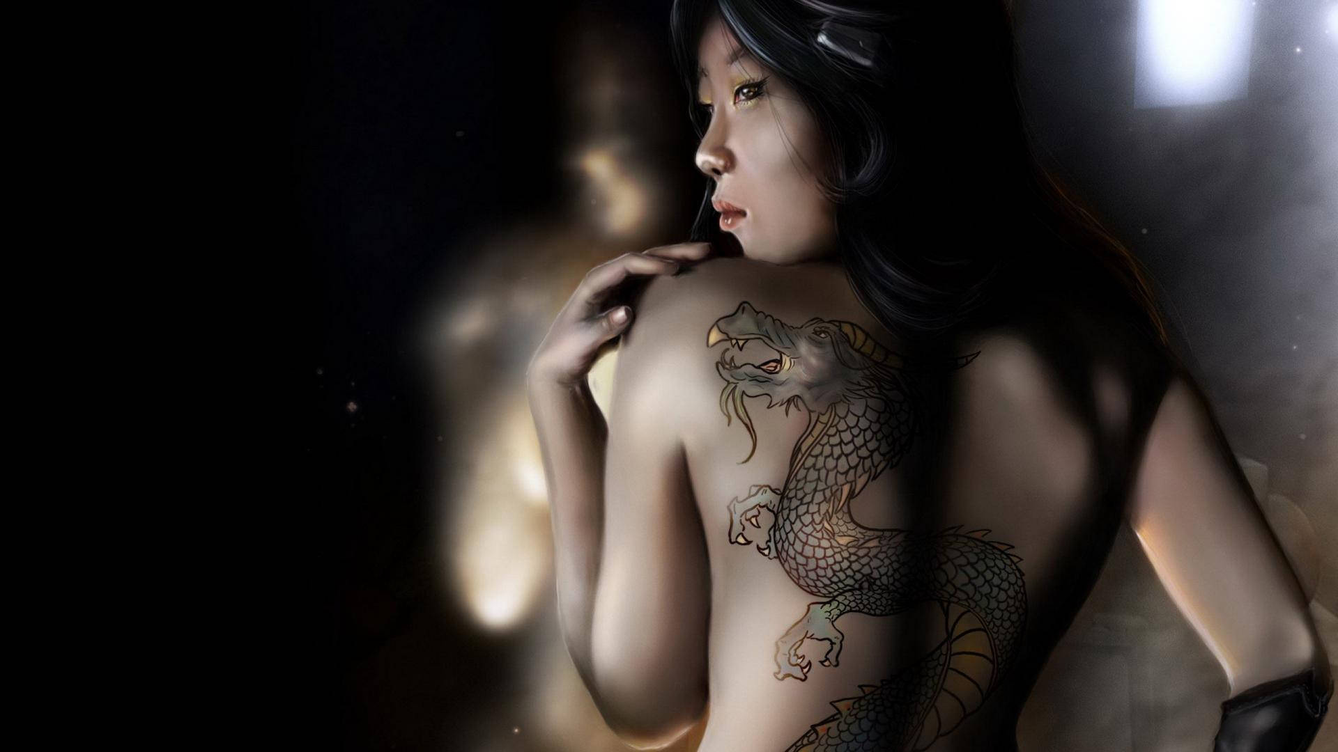 Tattoo 桌布 壁紙 — 一位背部有精細龍紋身的女性在昏暗、氣氛燈光下若有所思地凝視。